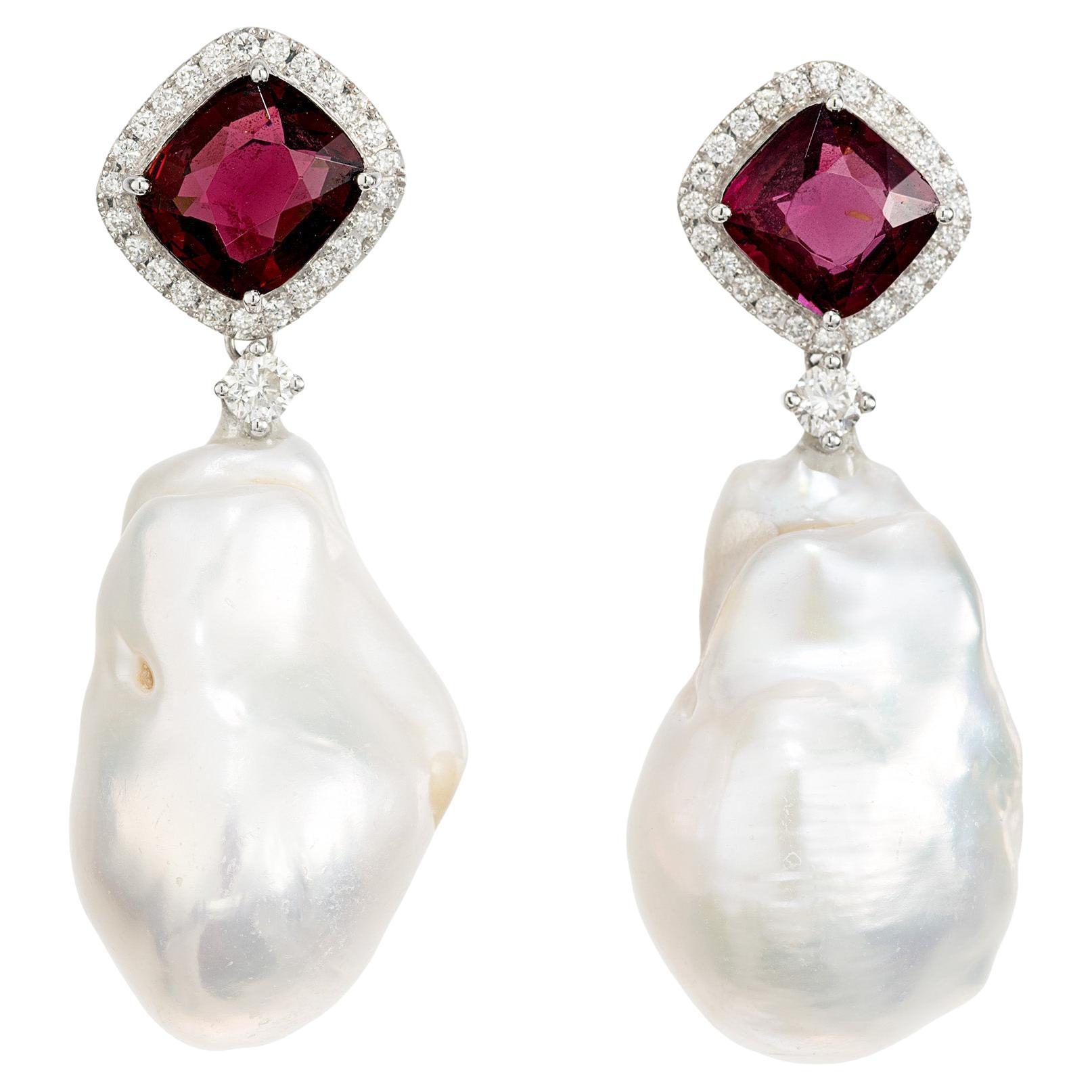 Boucles d'oreilles pendantes en or 18 carats, perles baroques et grenat rouge avec halo
