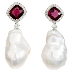 Orecchini a goccia con perle barocche e granato rosso in oro 18K