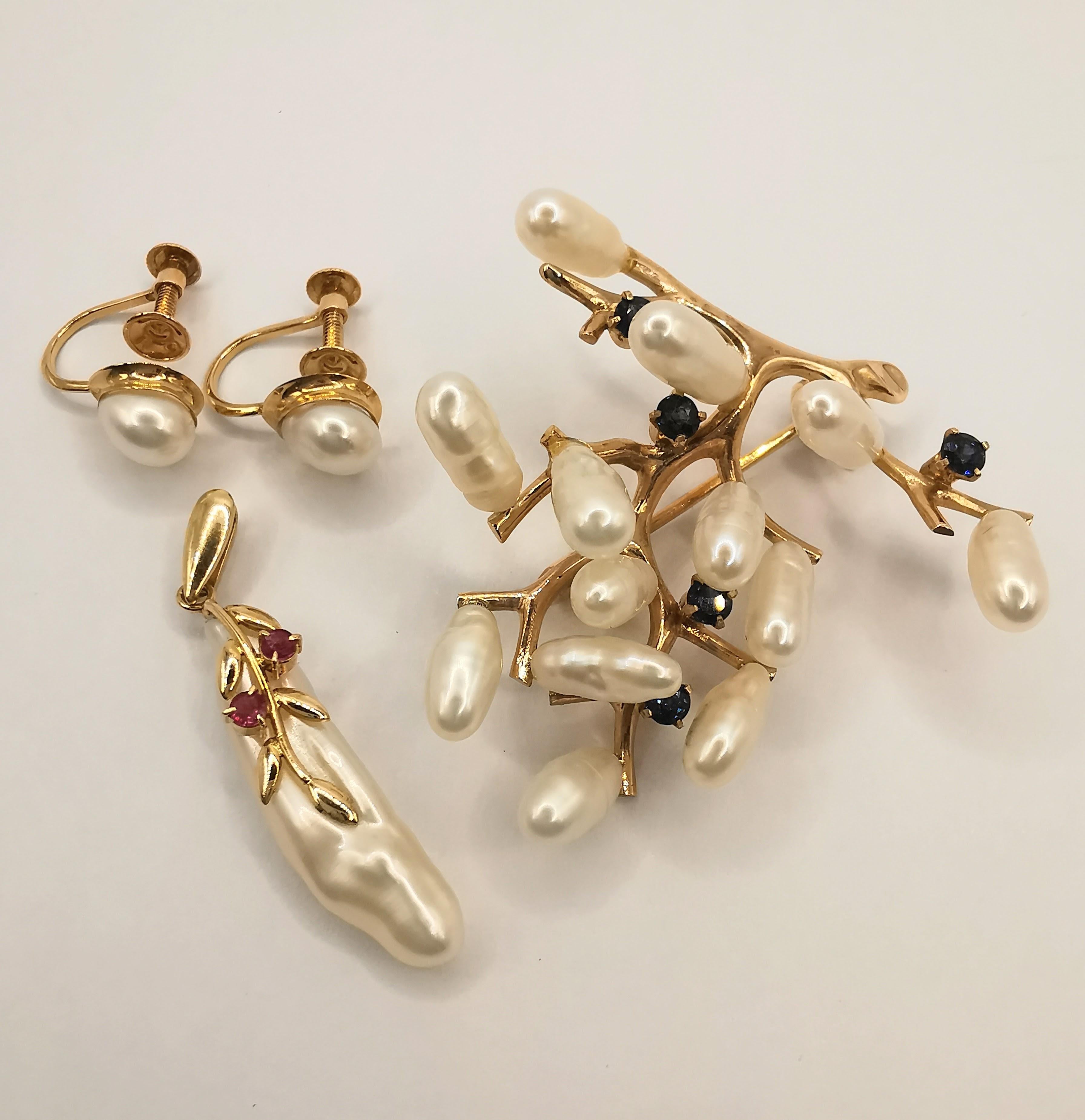 Barocke Perle, Saphir, Rubin Brosche, Halskette, Ohrringe in Gelbgold gefasst (Zeitgenössisch) im Angebot