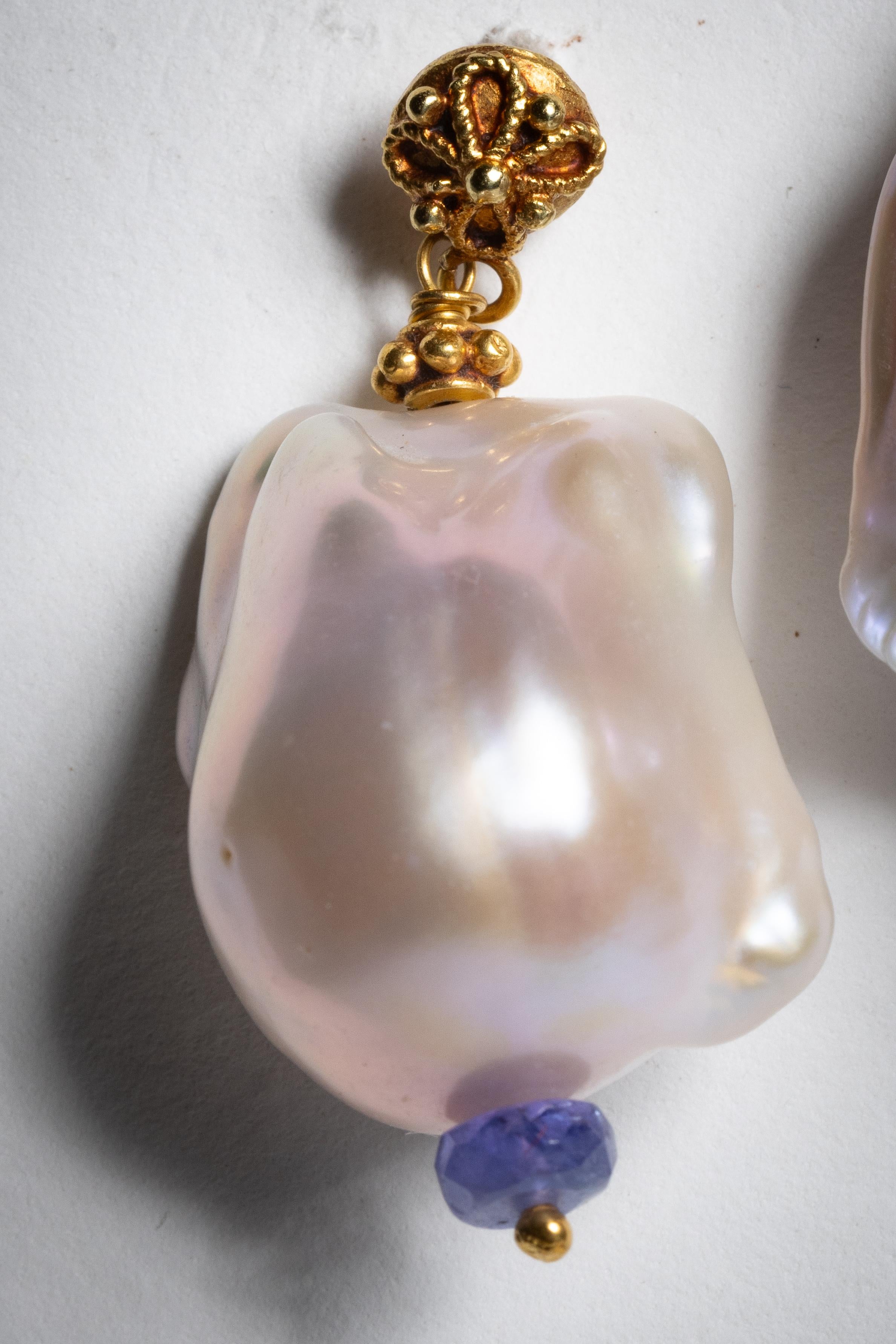 Ein Paar Barockperlen  Ohrringe mit einer facettierten Tansanit-Edelsteinperle an der Unterseite und 22K Gold Post und Perlen.  Für gepiercte Ohren.  Von Deborah Lockhart Phillips.

Die Schmuckkollektion wird von Deborah Lockhart Phillips entworfen