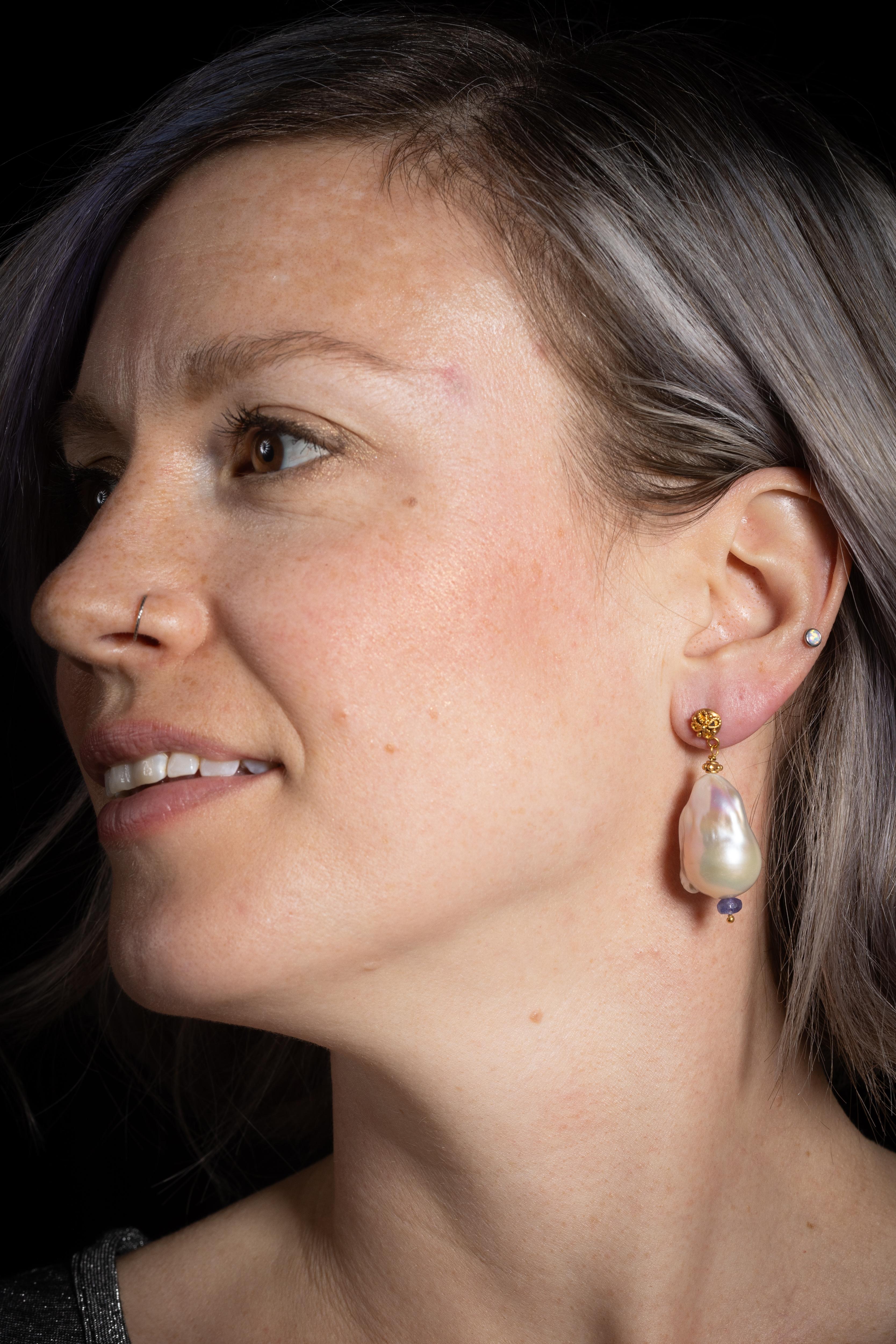 Barocke Perle, Tansanit und 22K Gold Tropfenohrring für Damen oder Herren im Angebot