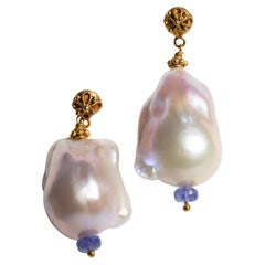 Barocke Perle, Tansanit und 22K Gold Tropfenohrring