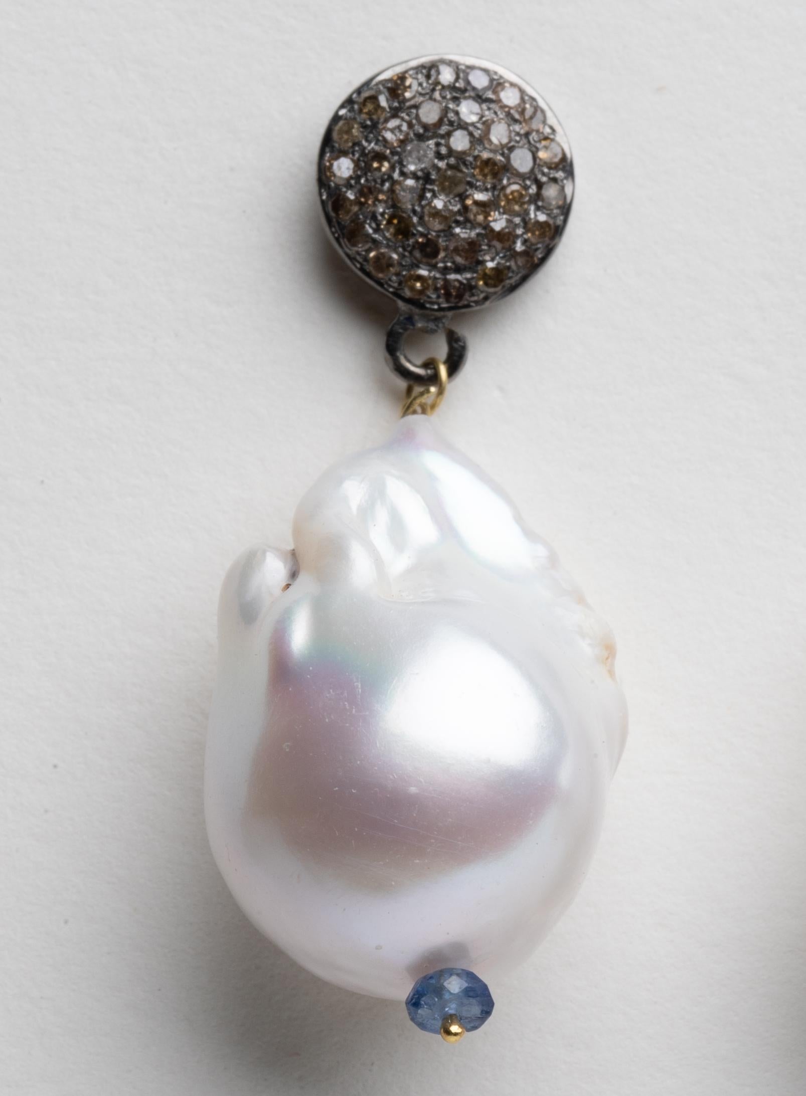 Paire de boucles d'oreilles en perles baroques de 16 mm avec une perle de tanzanite facettée à la base et des clous d'oreilles en diamants ronds et brillants dans une monture pavée.  poteau en or 18K pour oreilles percées.  Par Deborah Lockhart