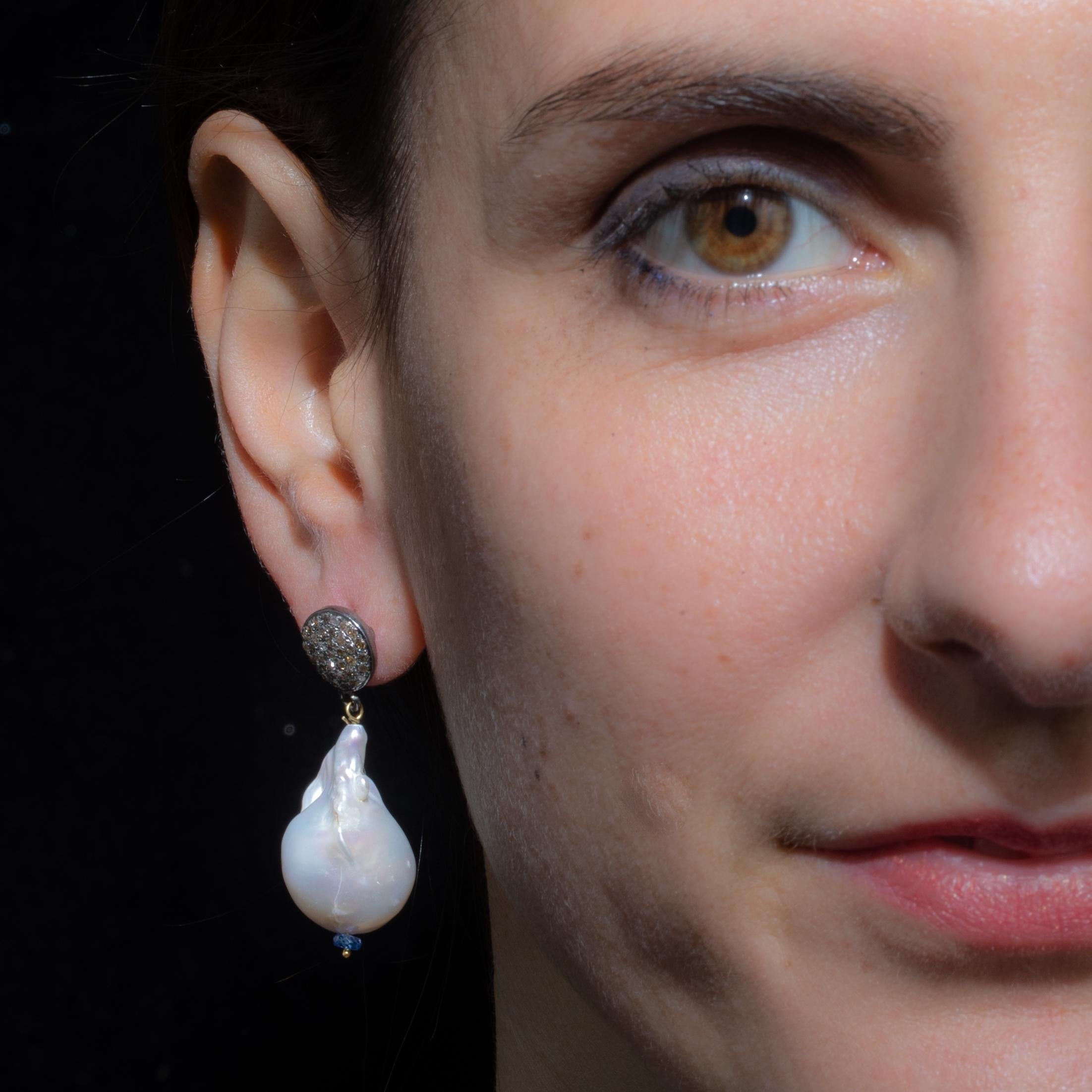 Taille ronde Boucles d'oreilles pendantes baroques en perles, tanzanite et diamants de Deborah Lockhart Phillips en vente