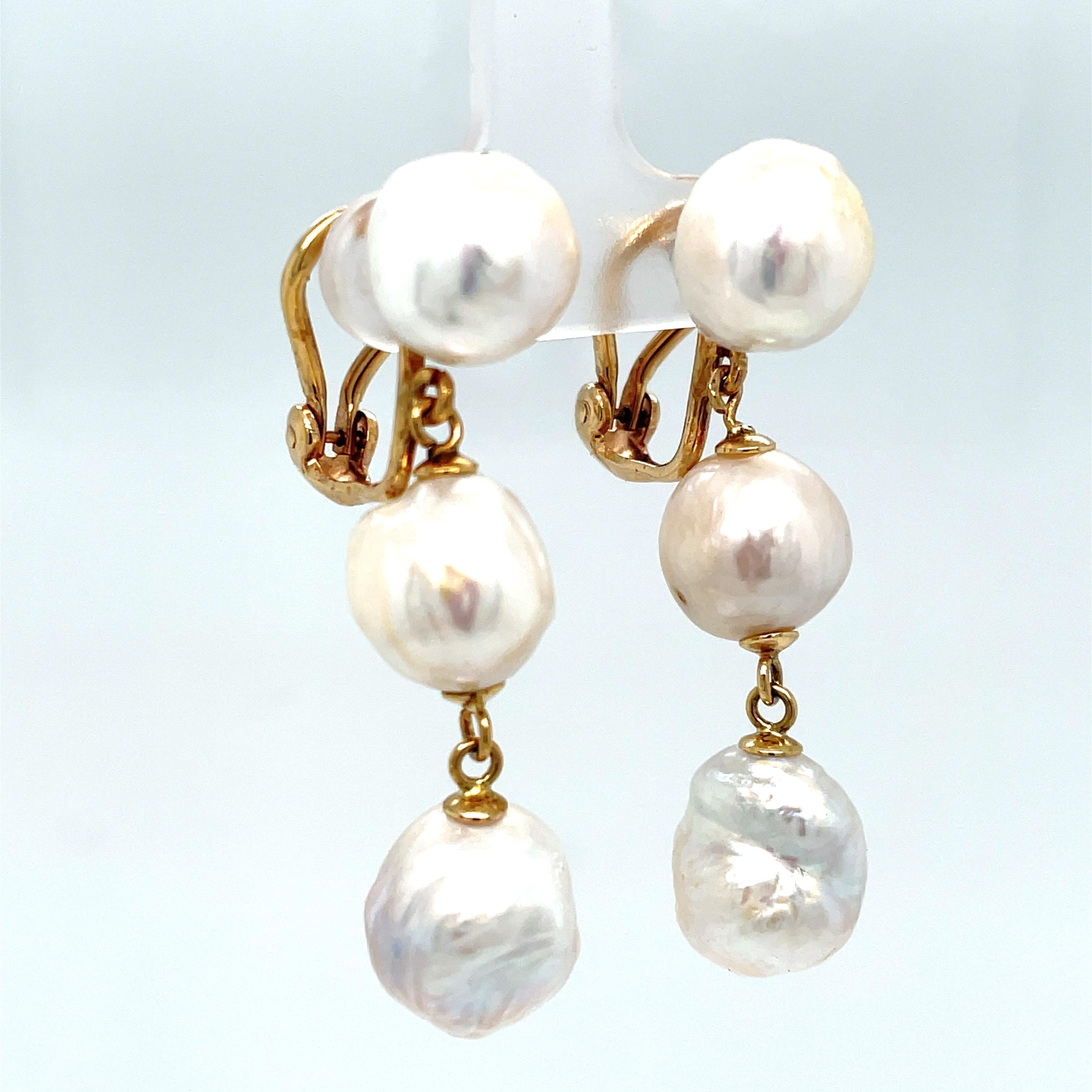Taille grossière Boucles d'oreilles en or jaune 14 carats à triple goutte de perles baroques en vente