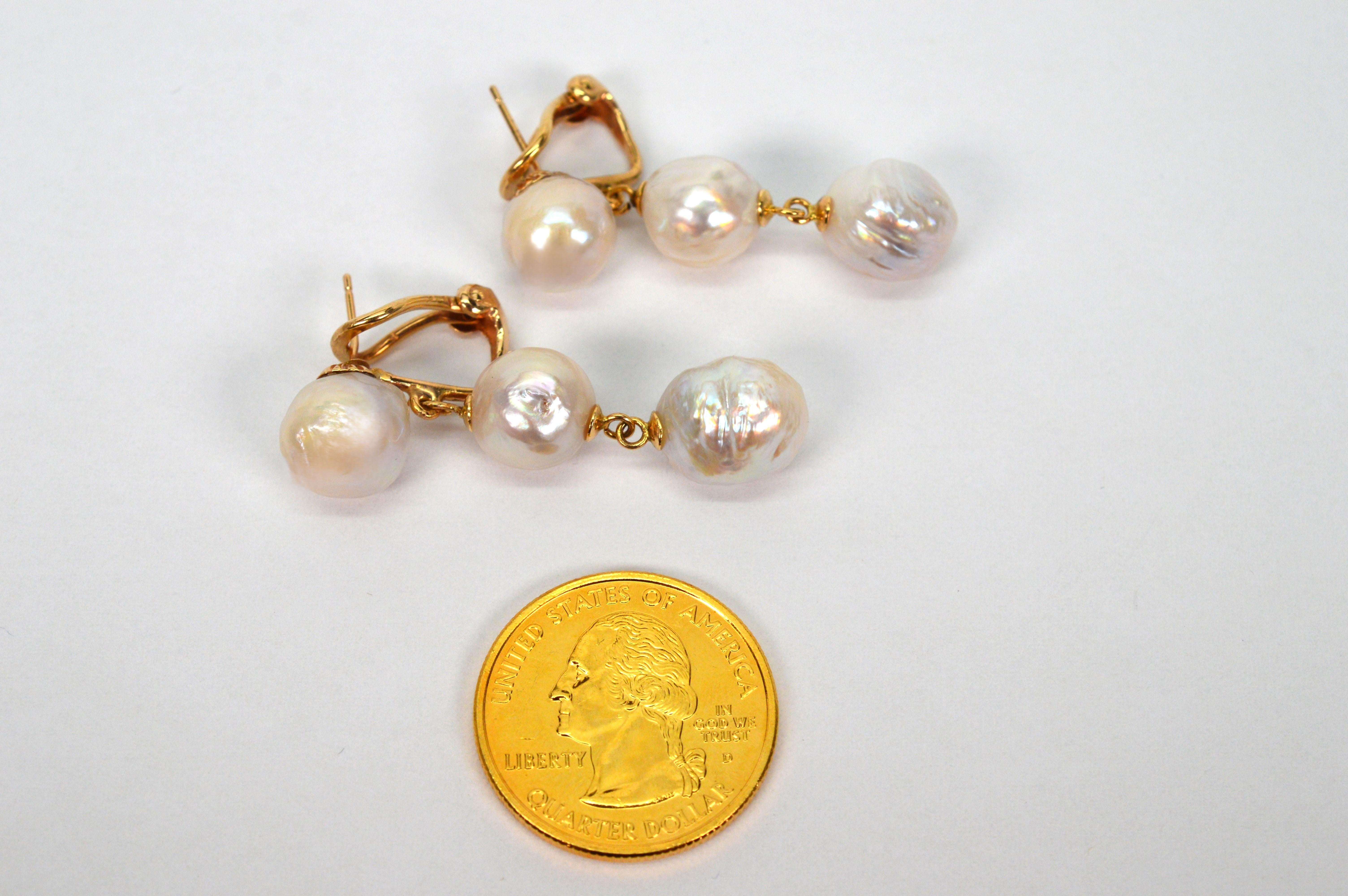 Boucles d'oreilles en or jaune 14 carats à triple goutte de perles baroques Bon état - En vente à Mount Kisco, NY