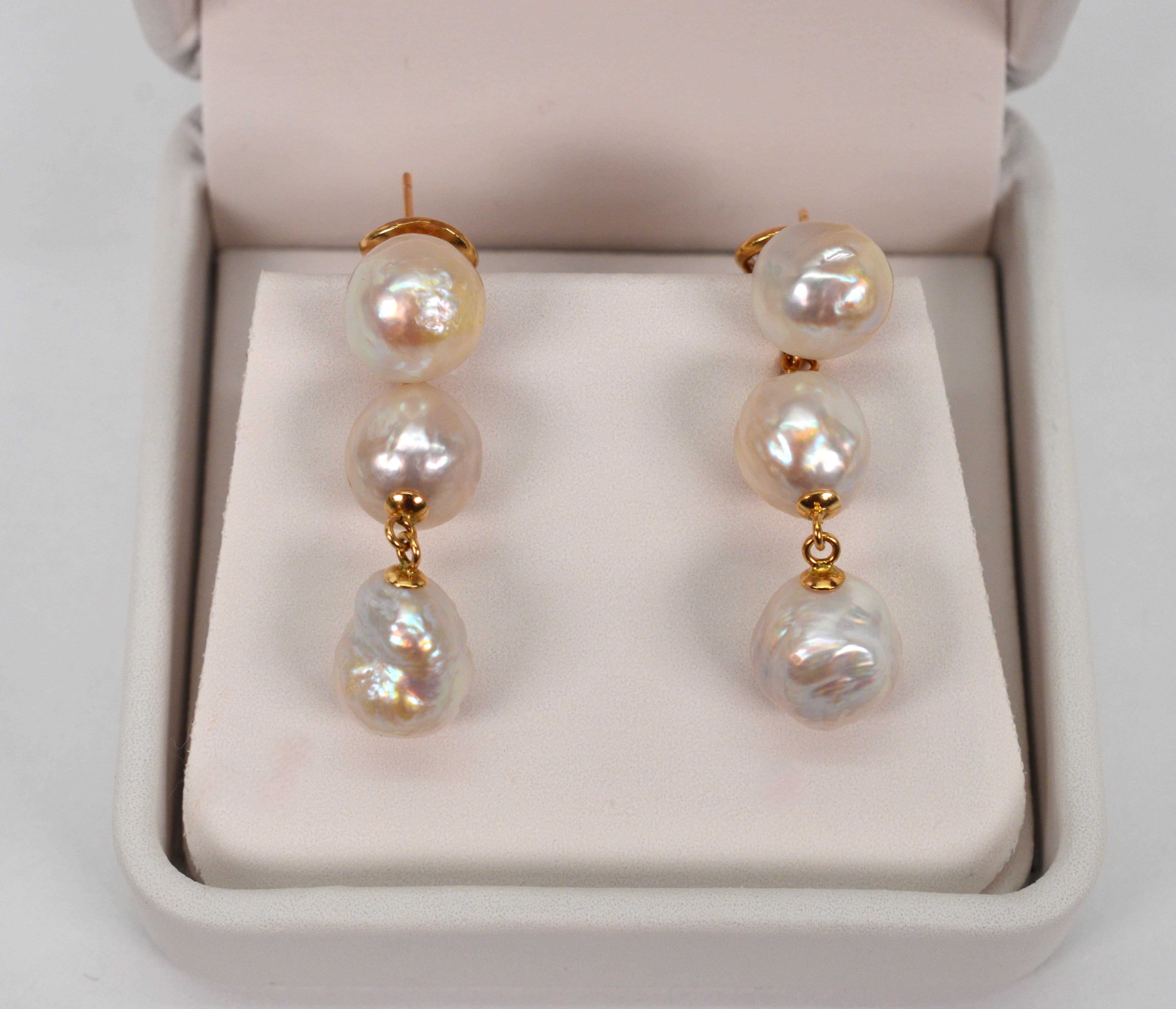 Boucles d'oreilles en or jaune 14 carats à triple goutte de perles baroques Pour femmes en vente
