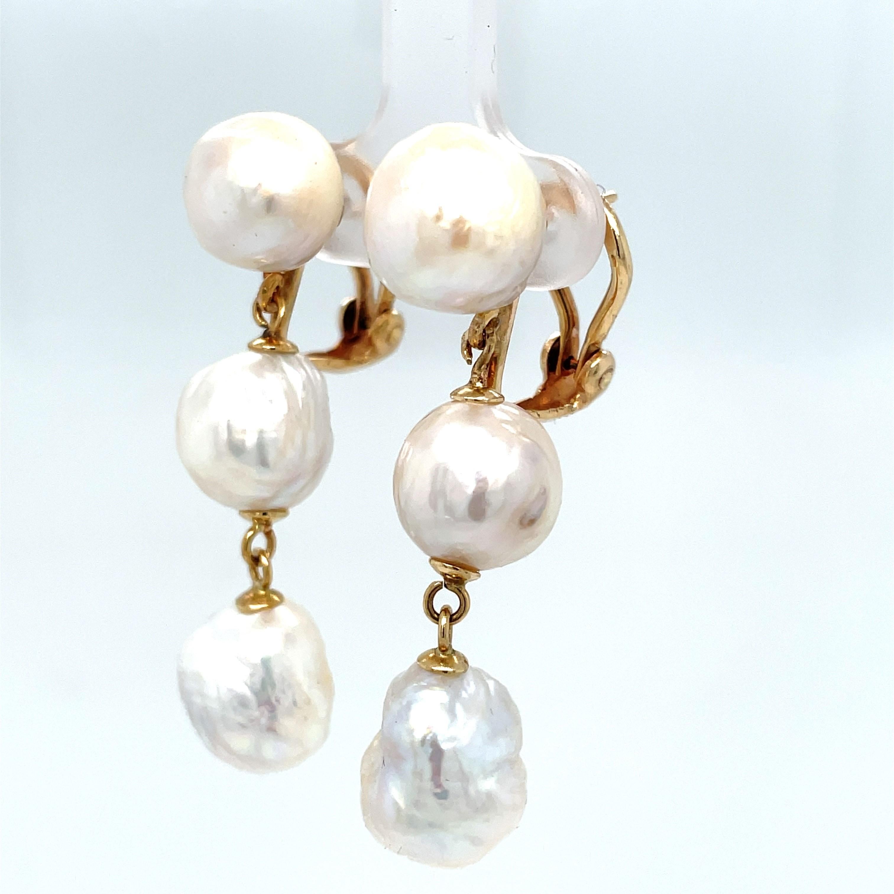 Boucles d'oreilles en or jaune 14 carats à triple goutte de perles baroques en vente 1