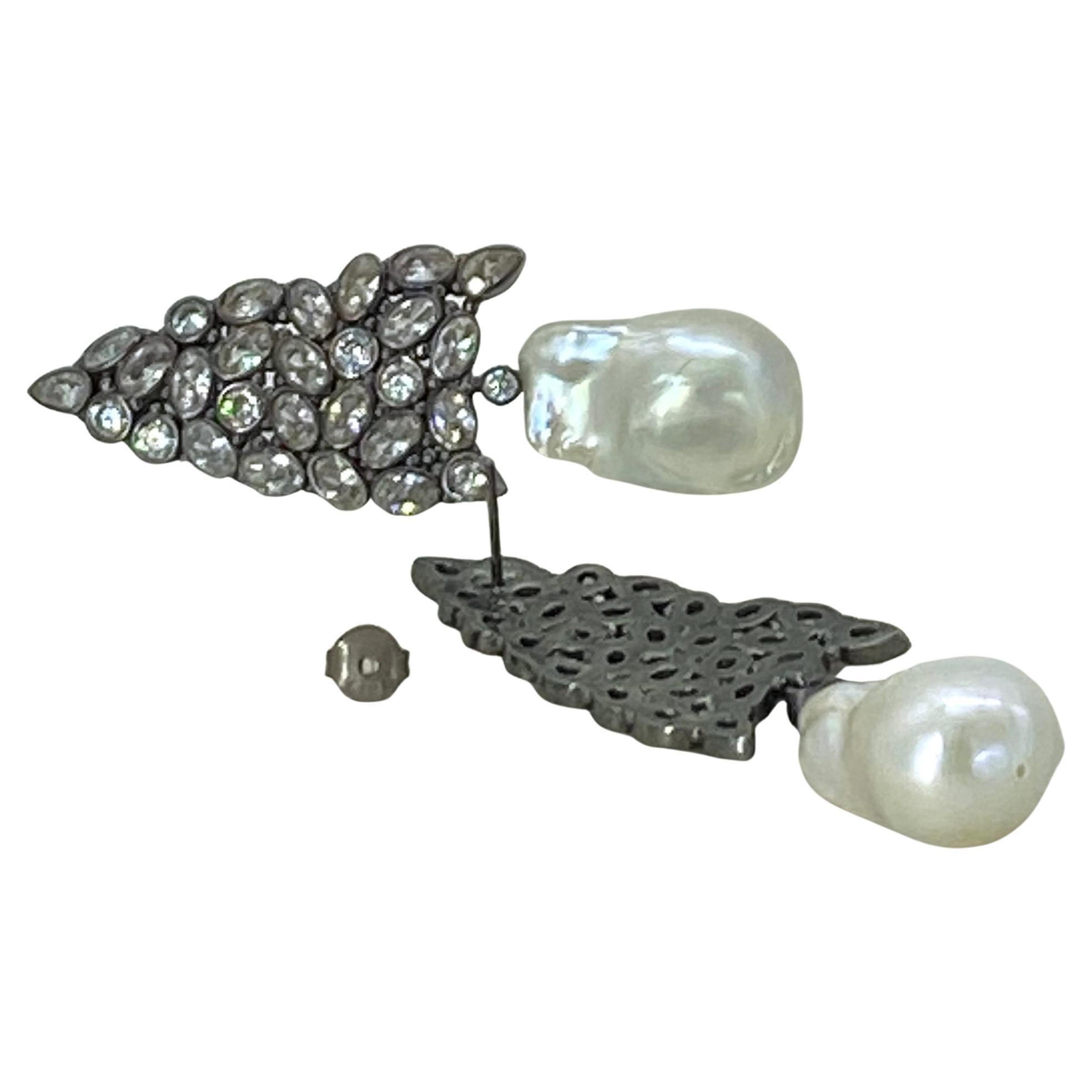 Donna Orecchini con perle barocche e CZ in vendita