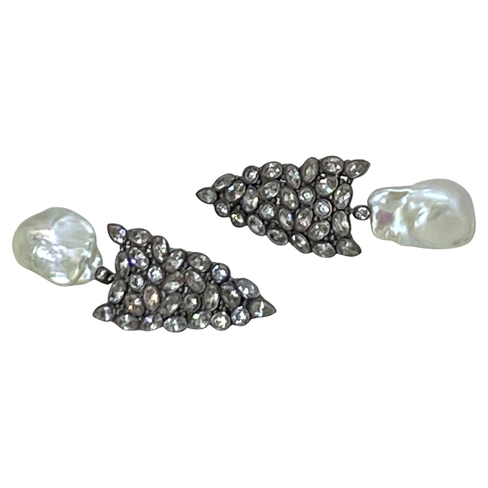 Artigiano Orecchini con perle barocche e CZ in vendita