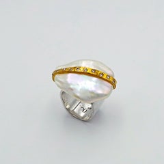 Anillo de Cóctel Barroco de Perlas con Diamantes y Cinta de Oro