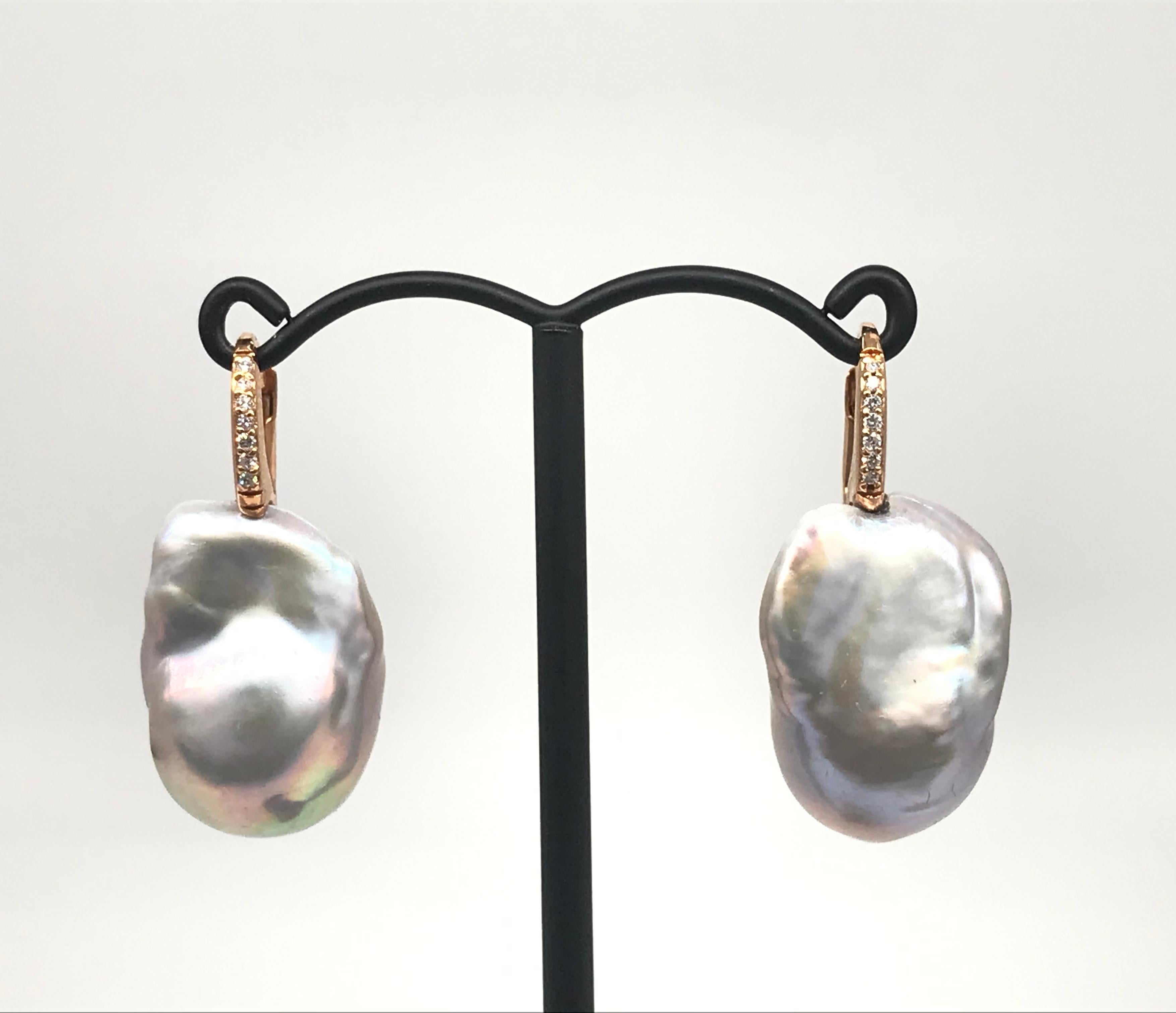 Rose Gold 18k with Diamonds and Baroque South of Seas Grey Pearls Drop Earrings
Weight of Gold 2.60 grams
2 Baroque Pearls
14 White Diamonds 0.170 ct / Round Shape /  color G purity SI
Rose Gold 18 k weight of gold 2.60 grams
Can be adapted to ear