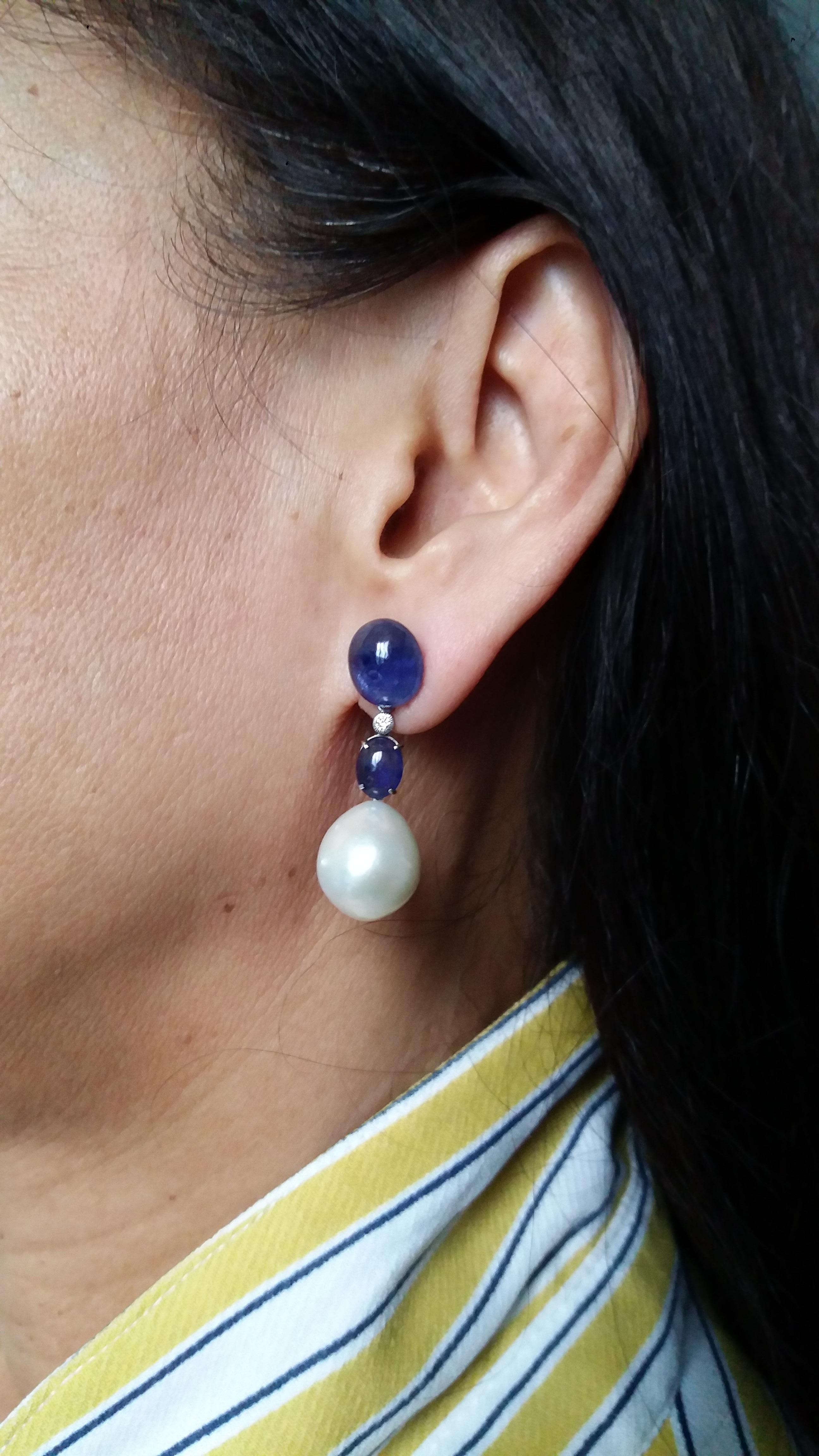 Art Déco Orecchini a goccia barocchi con perle e zaffiro blu ovale cabochon in oro con diamanti in vendita