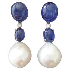 Orecchini a goccia barocchi con perle e zaffiro blu ovale cabochon in oro con diamanti