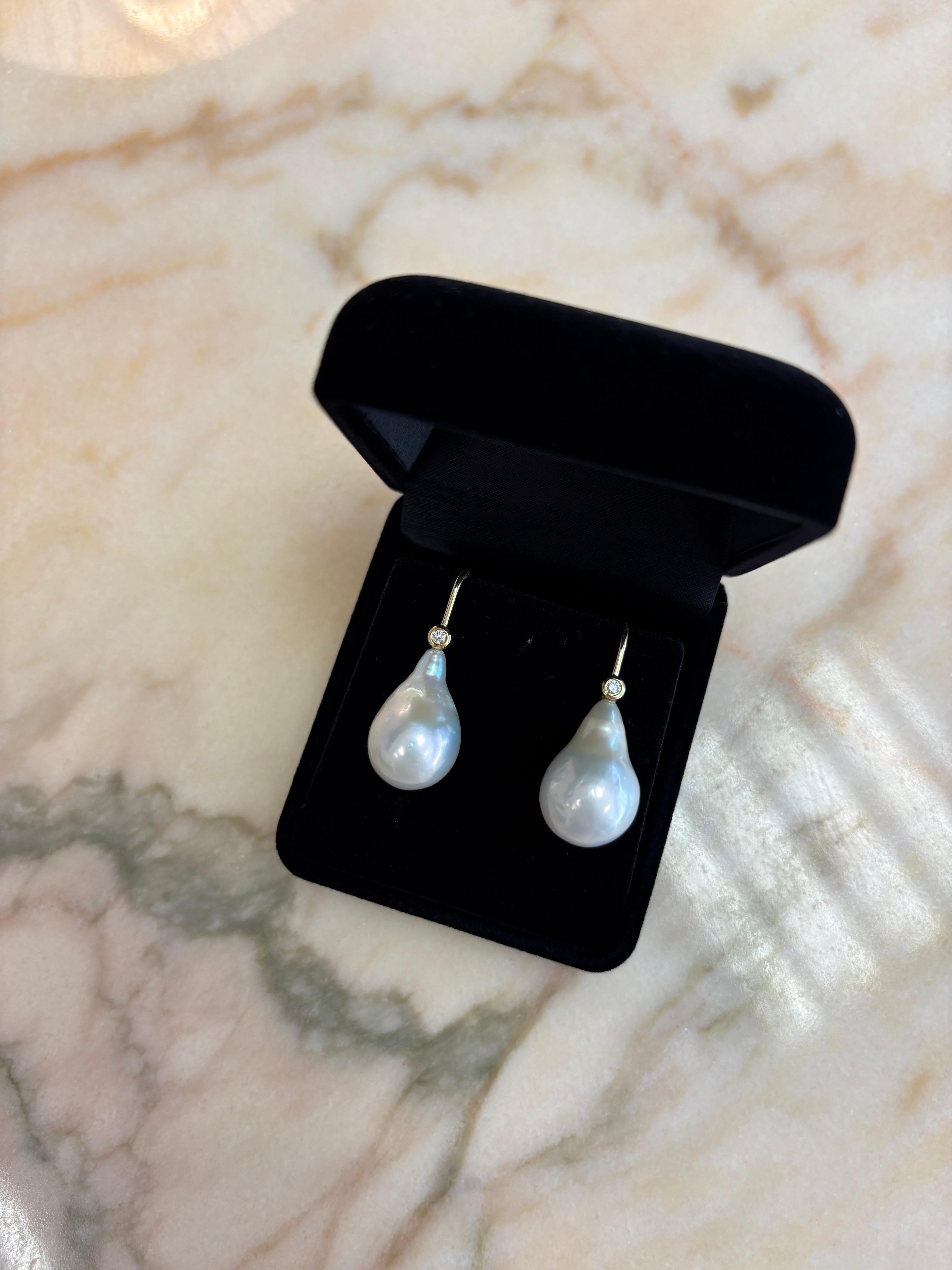 Contemporaneo Orecchini barocchi con perle e diamanti, oro 18 carati di Michelle Massoura in vendita