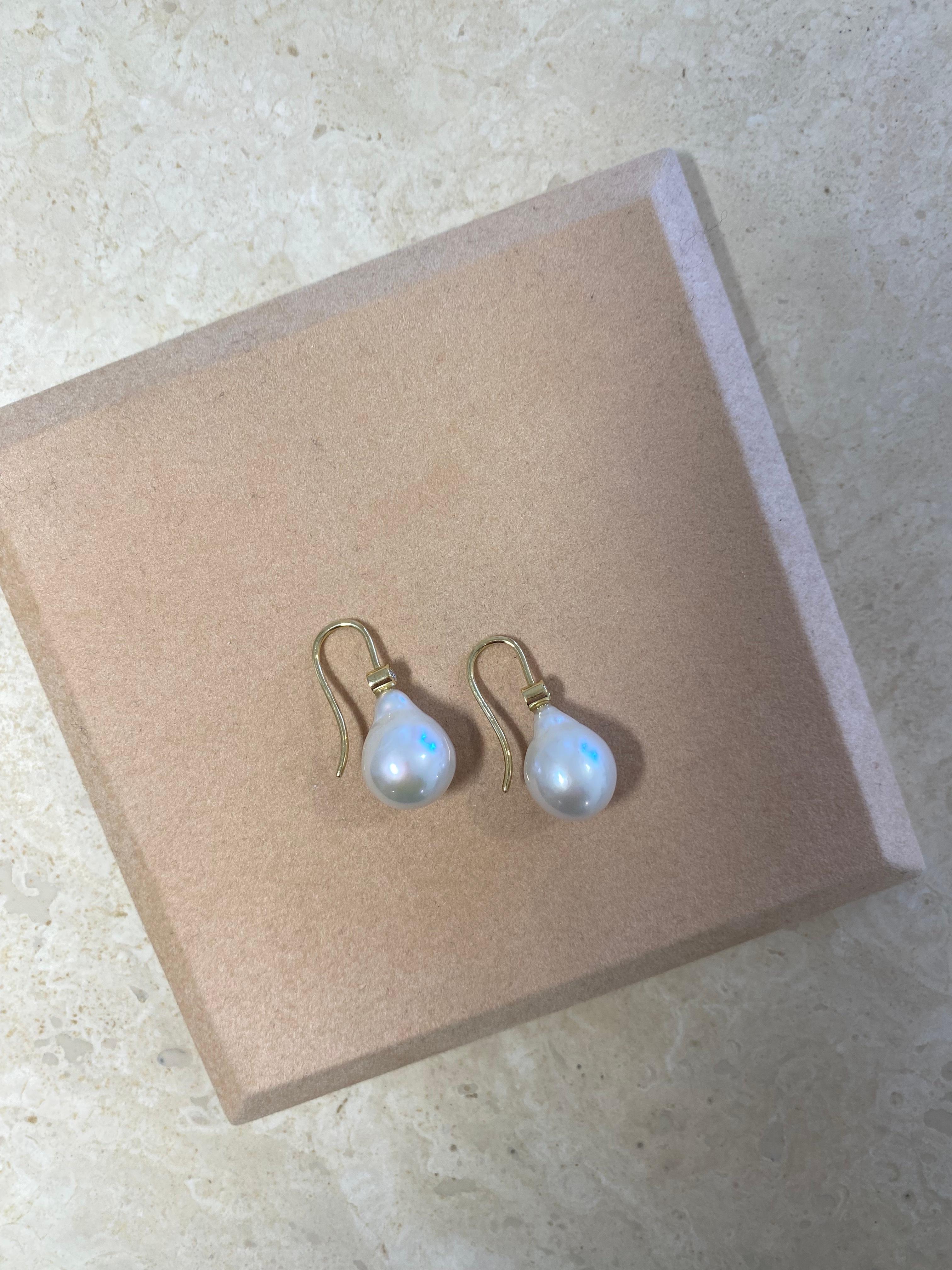 Ohrringe aus Barockperlen und Diamanten, 18 Karat Gold von Michelle Massoura (Rundschliff) im Angebot