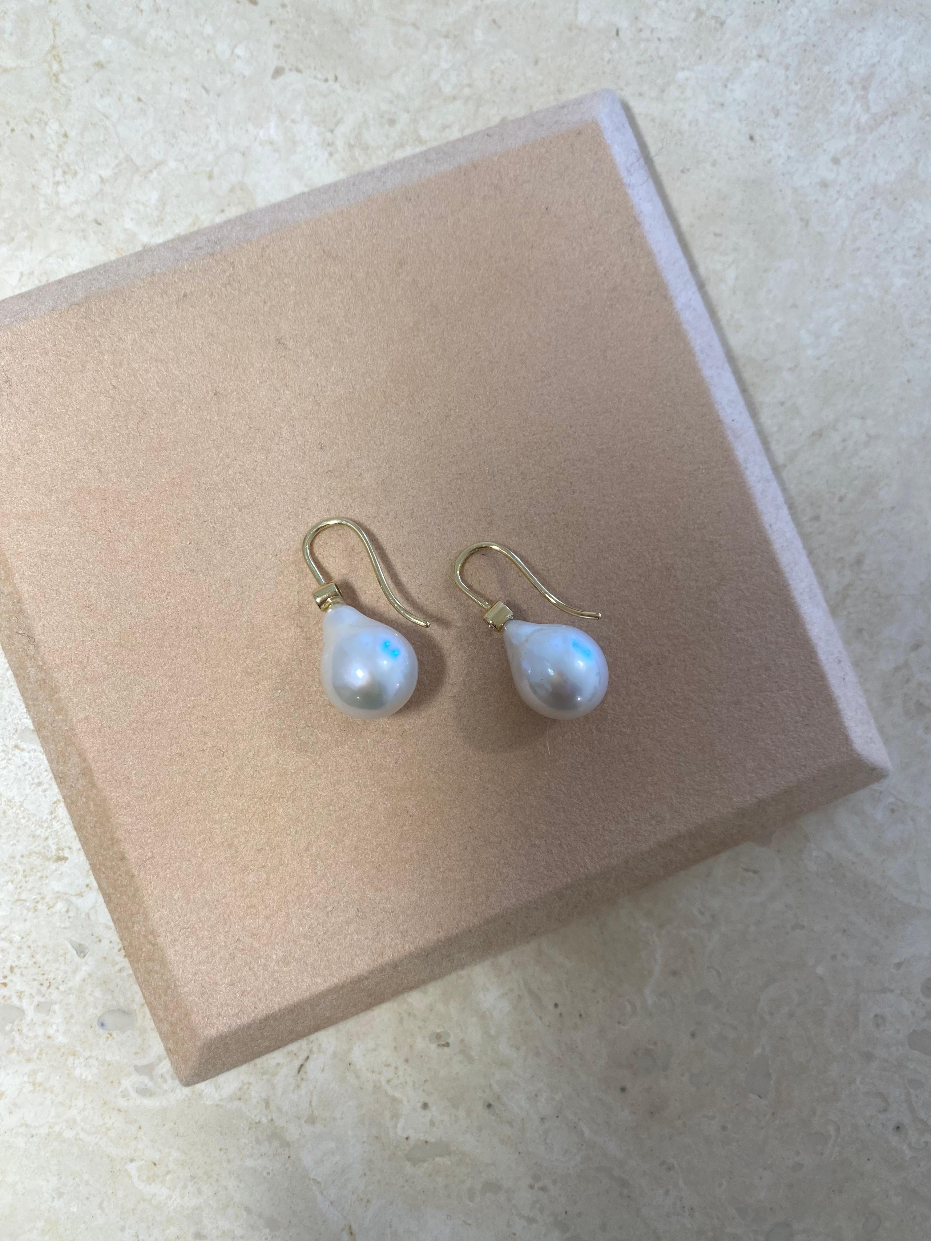 Ohrringe aus Barockperlen und Diamanten, 18 Karat Gold von Michelle Massoura für Damen oder Herren im Angebot