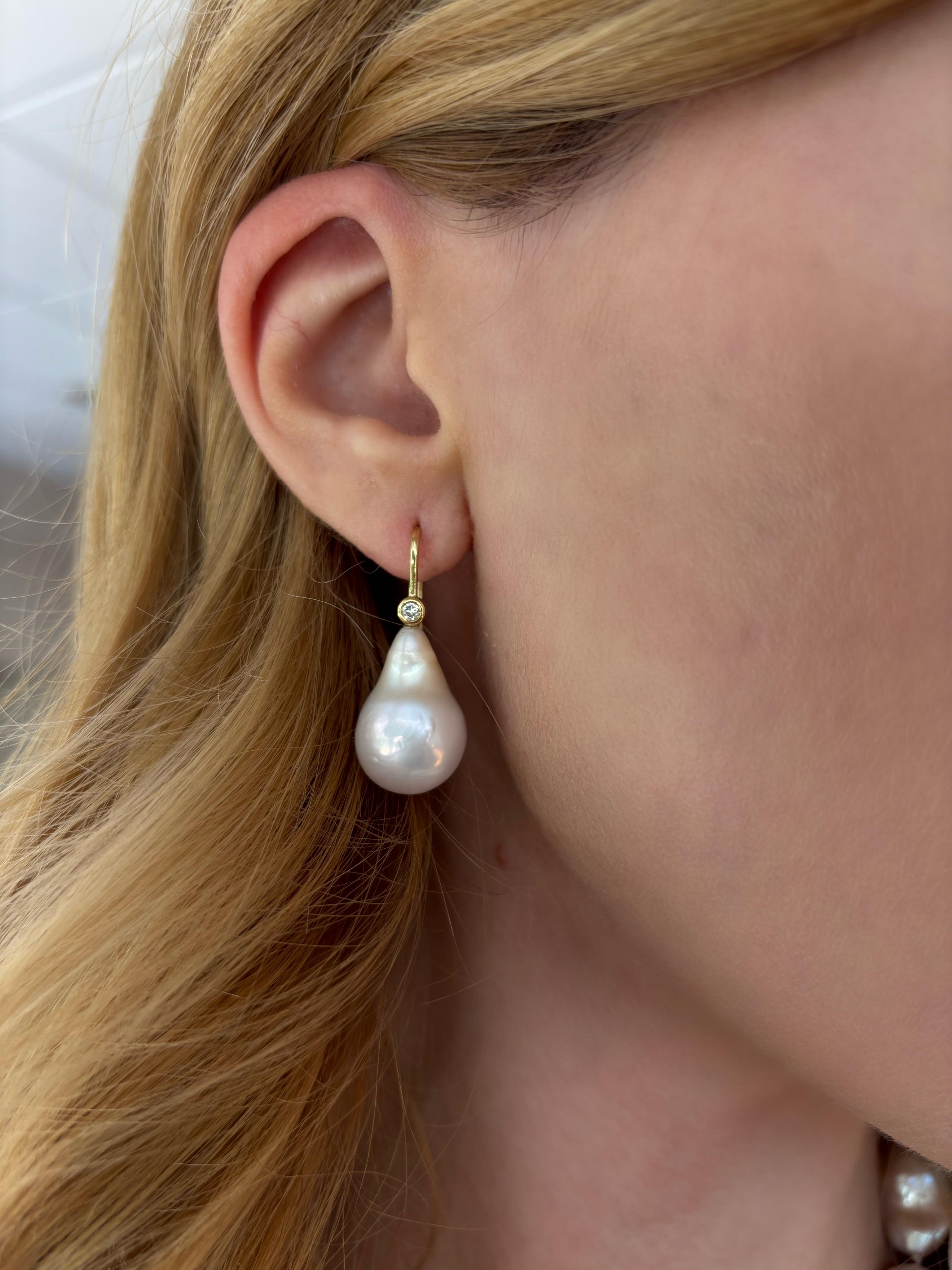 Orecchini barocchi con perle e diamanti, oro 18 carati di Michelle Massoura in vendita 2