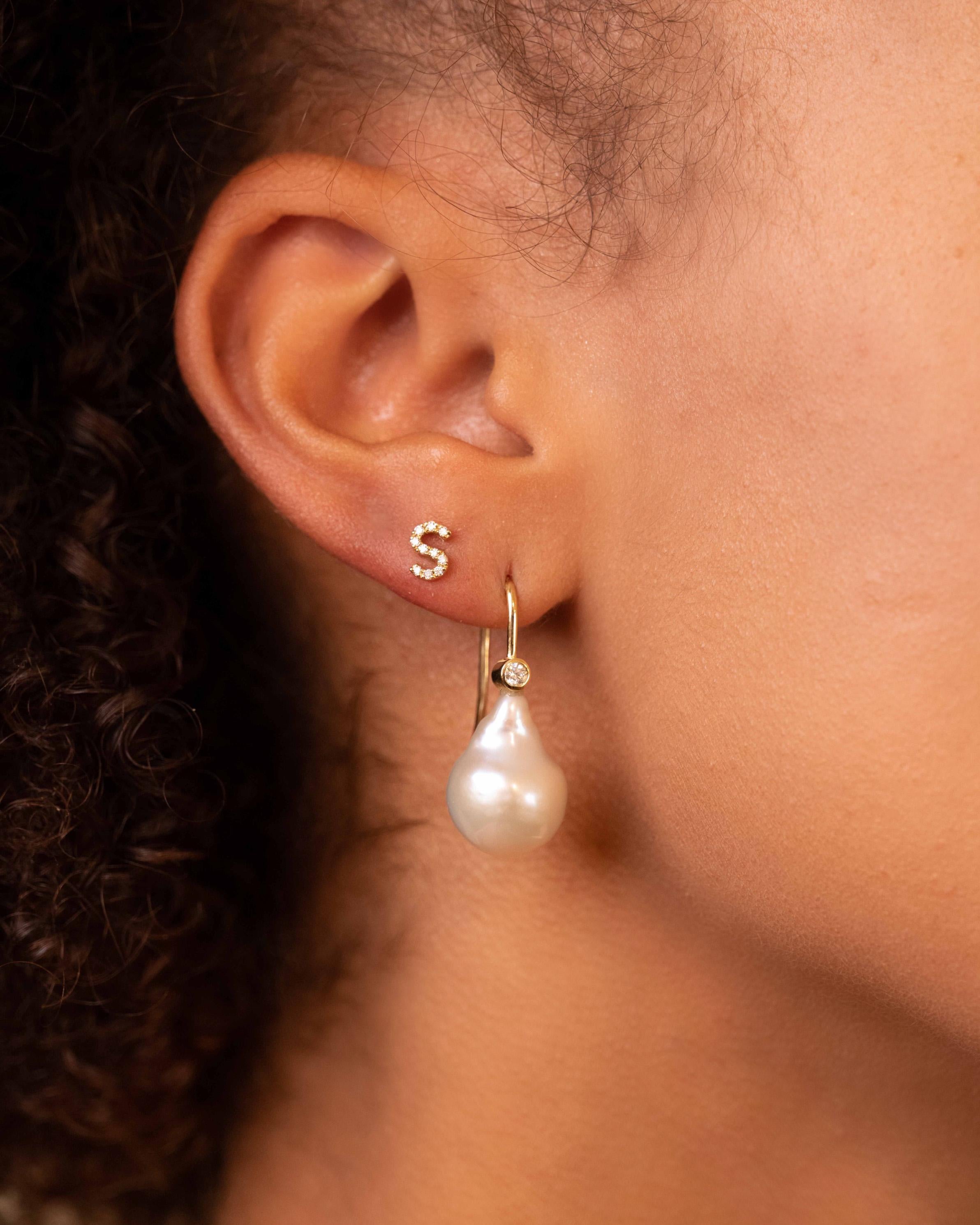 Contemporain Boucles d'oreilles baroques en perles et diamants, par Michelle Massoura en vente