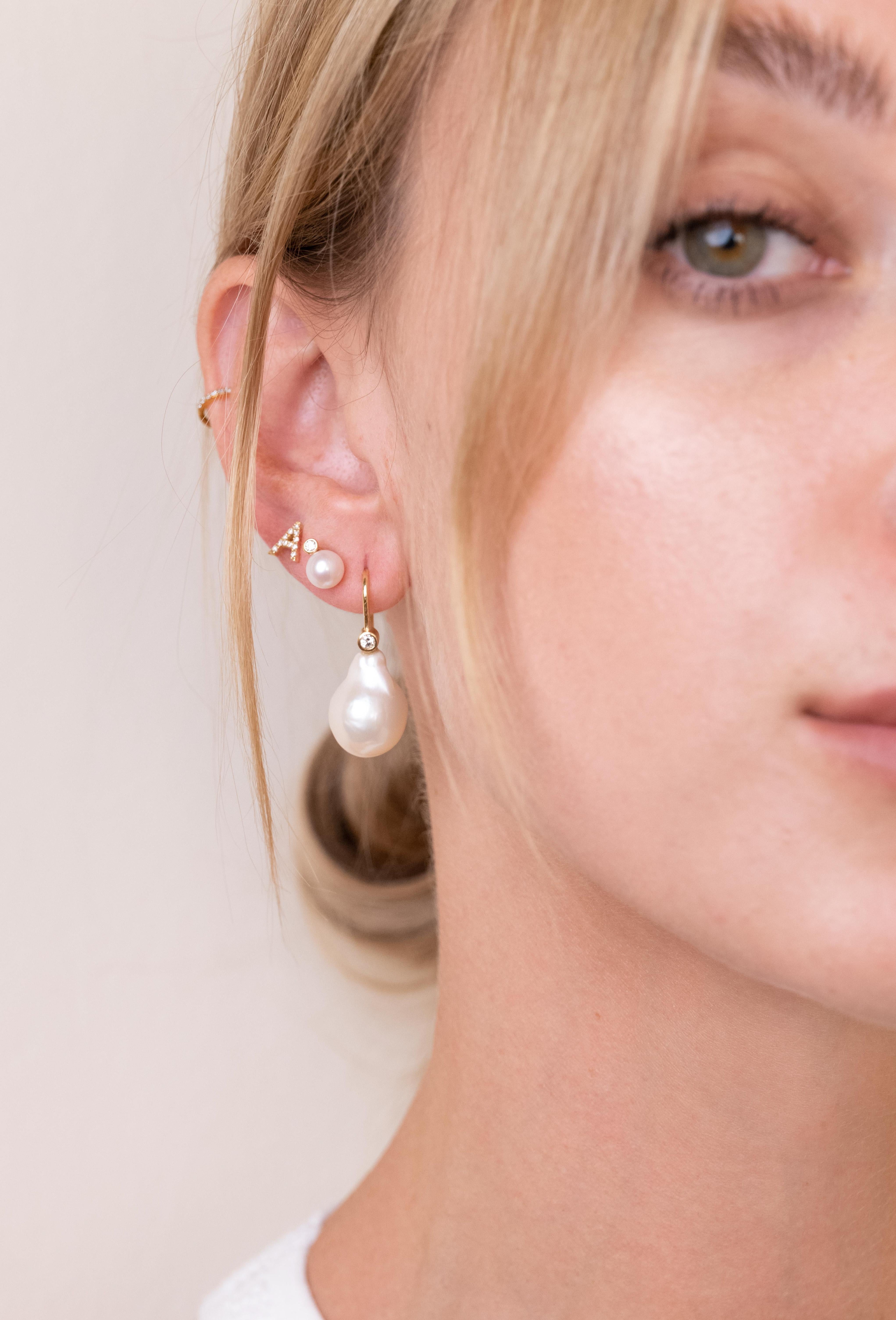 Taille ronde Boucles d'oreilles baroques en perles et diamants, par Michelle Massoura en vente
