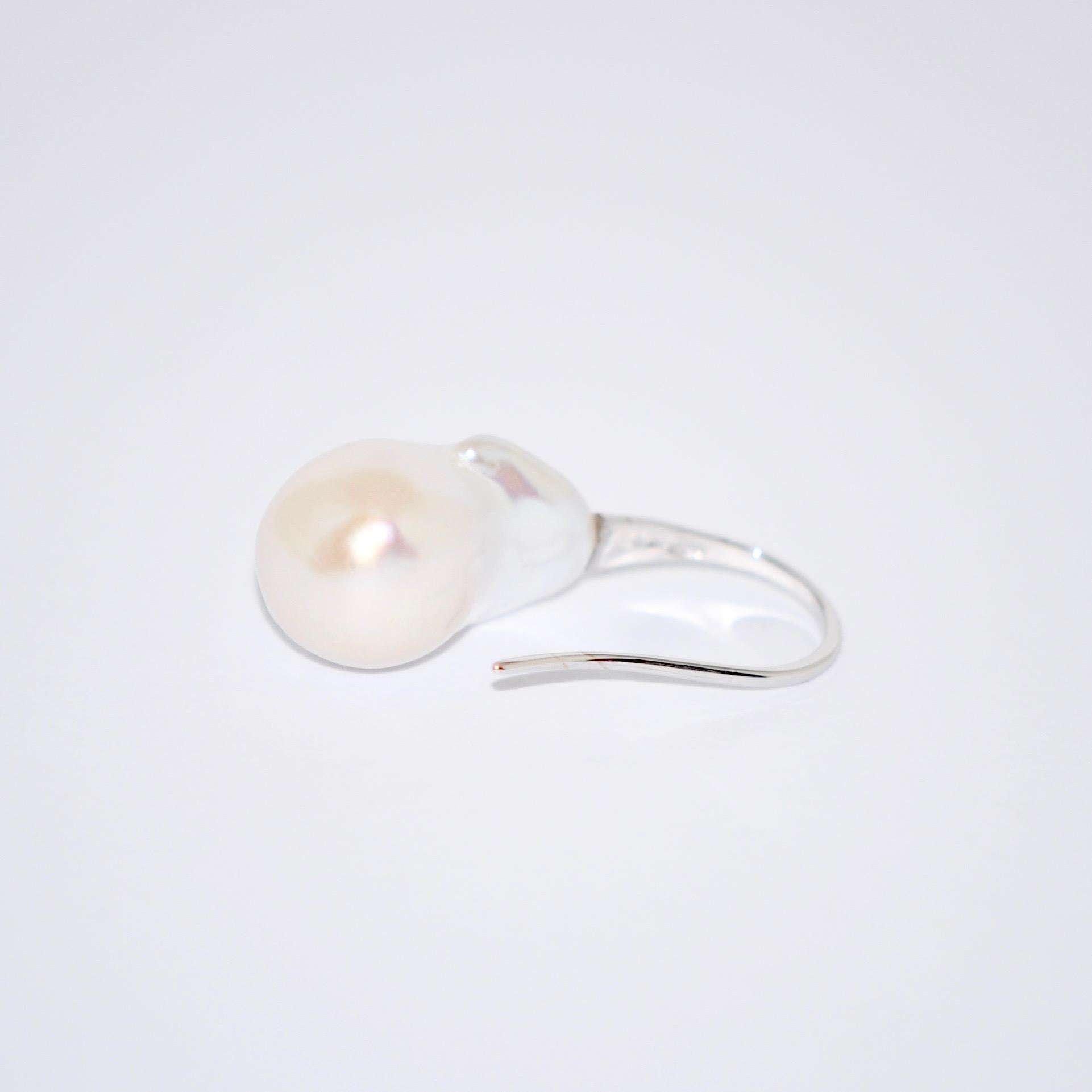 Discover this Baroque Pearls and White Gold Drop Earrings.
Baroque Pearls
White Gold 18 Karat
