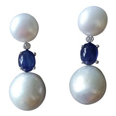 Pendants d'oreilles baroques en or blanc avec perles, saphirs bleus et cabochons de diamants