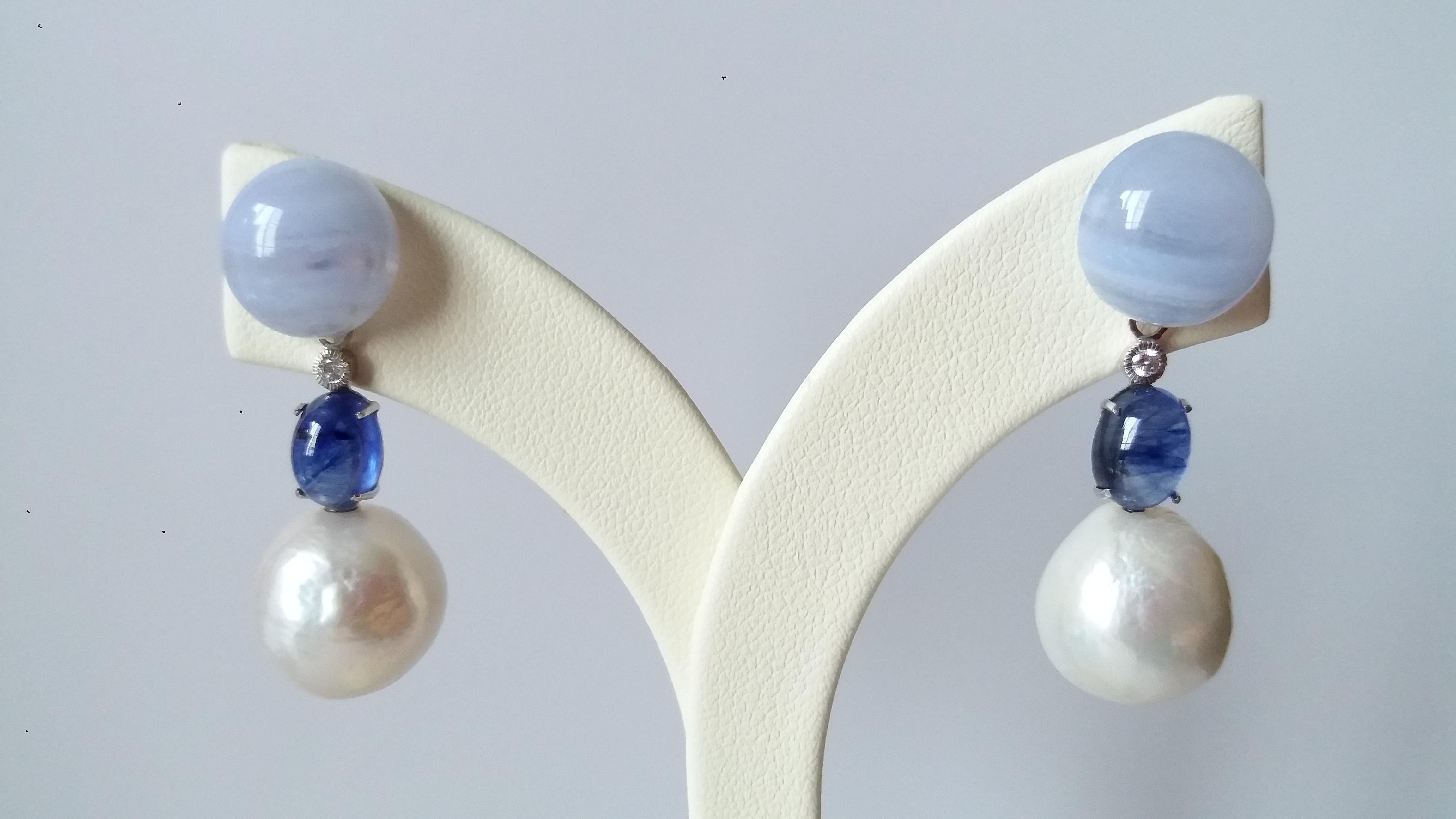 Contemporain Pendants d'oreilles baroques en or avec perles, saphir bleu, calcédoine et diamants en vente