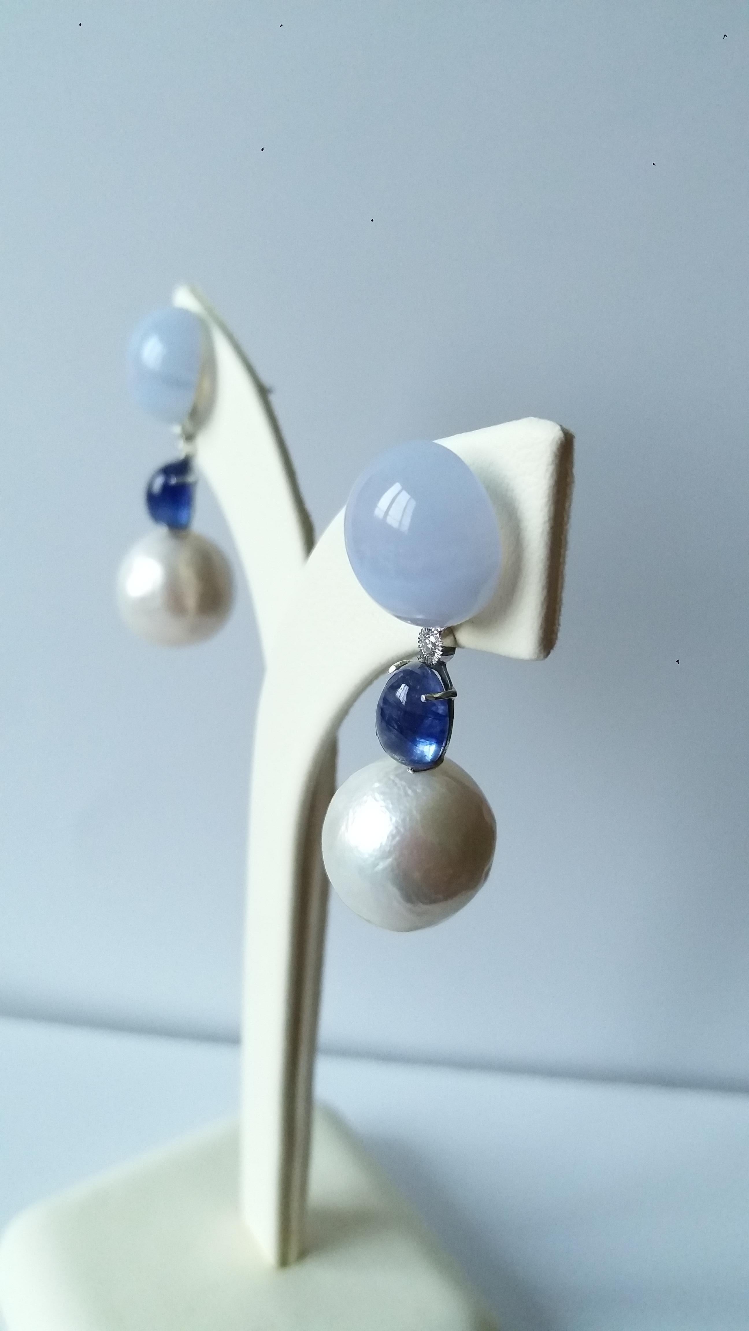 Taille mixte Pendants d'oreilles baroques en or avec perles, saphir bleu, calcédoine et diamants en vente
