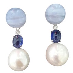 Pendants d'oreilles baroques en or avec perles, saphir bleu, calcédoine et diamants