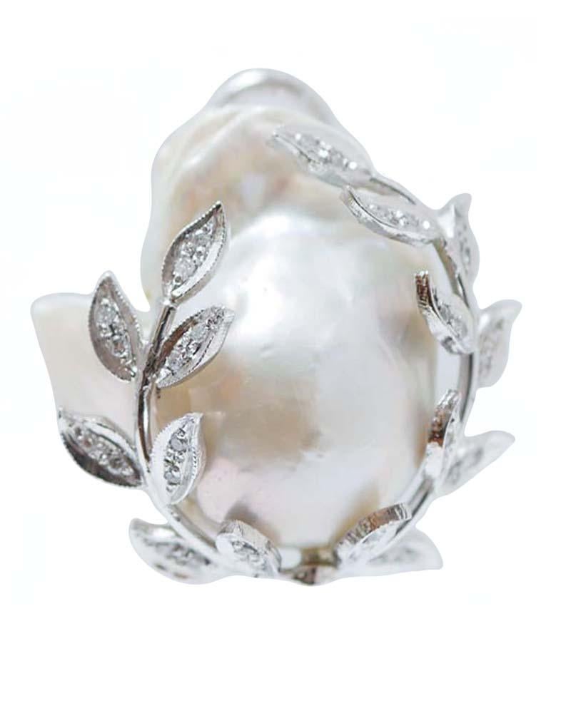 Amazing retrò earrings in platinum structure and 14 kt white gold structure mounted with a baroque pearl surrounded by a frame of laves studded with diamonds.
These earrings were totally handmade by Italian master goldsmiths and they are in perfect