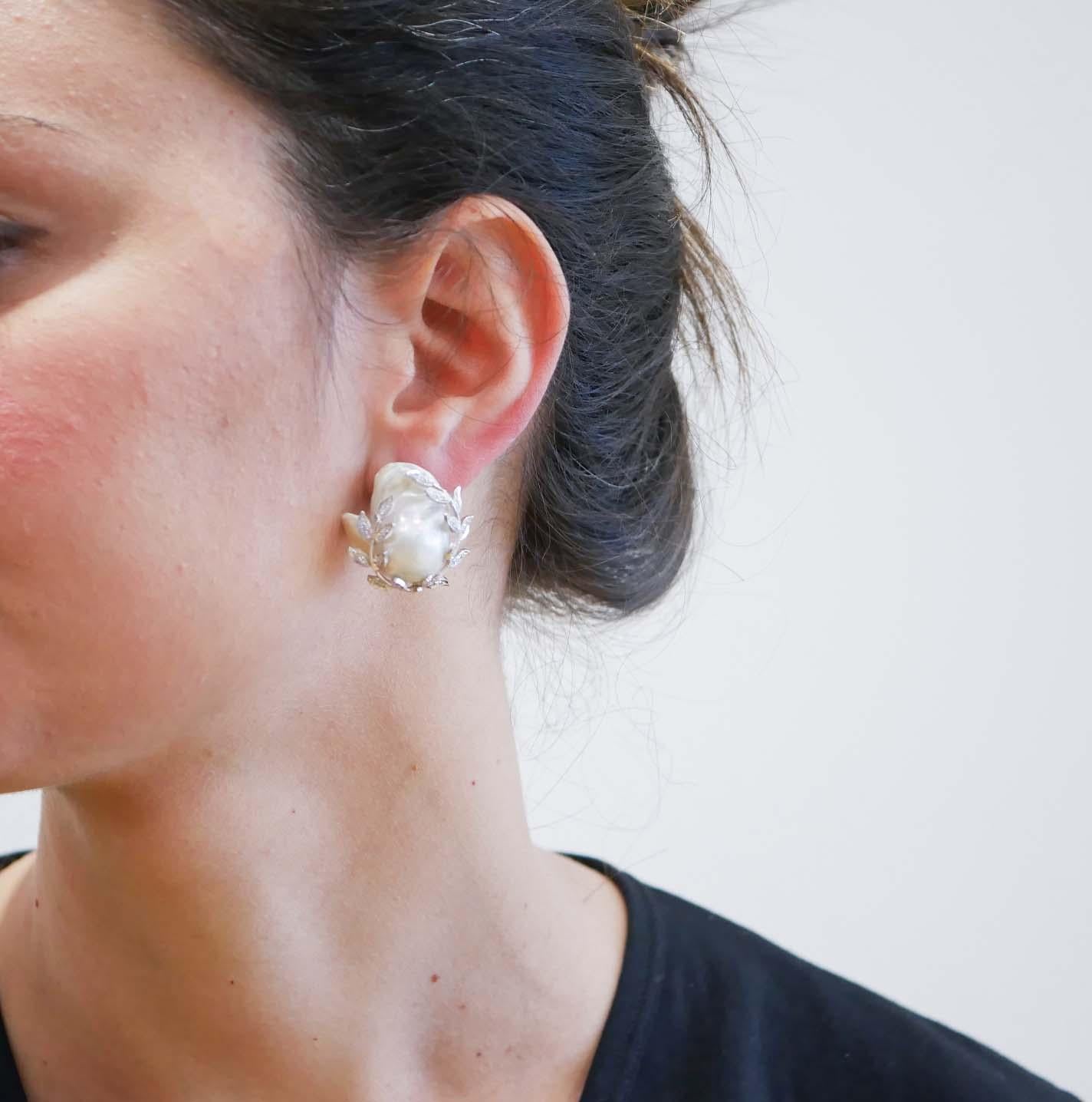 Baroque Pearls, Diamonds, Platinum and 14 Karat White Gold Earrings. Corte mixto en venta