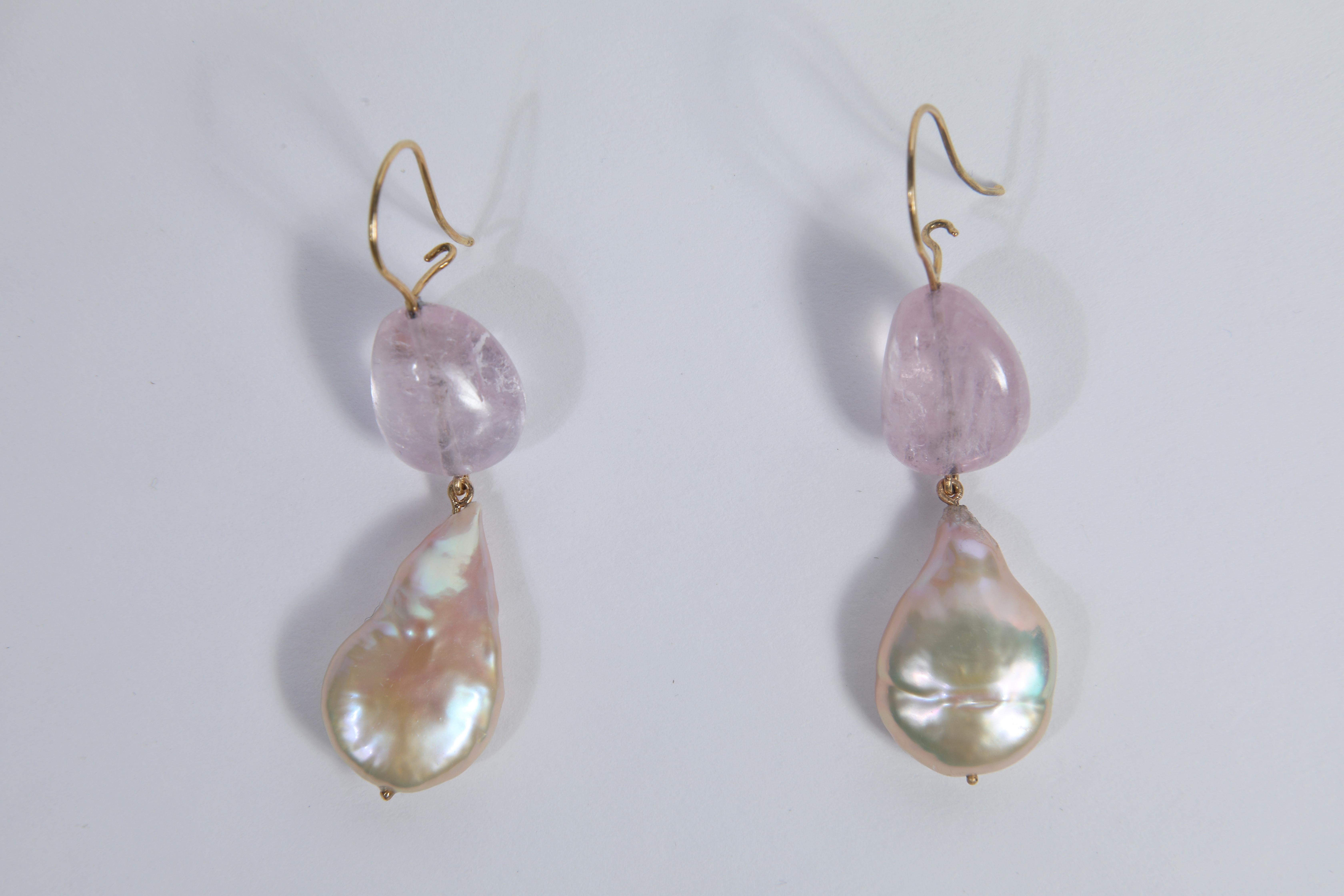 Pinkish white fresh water pearls earrings, baroque shape, 18 K yellow gold swan neck attachments. 

Price without local taxes
Pink beryls weight: 18.95 carats