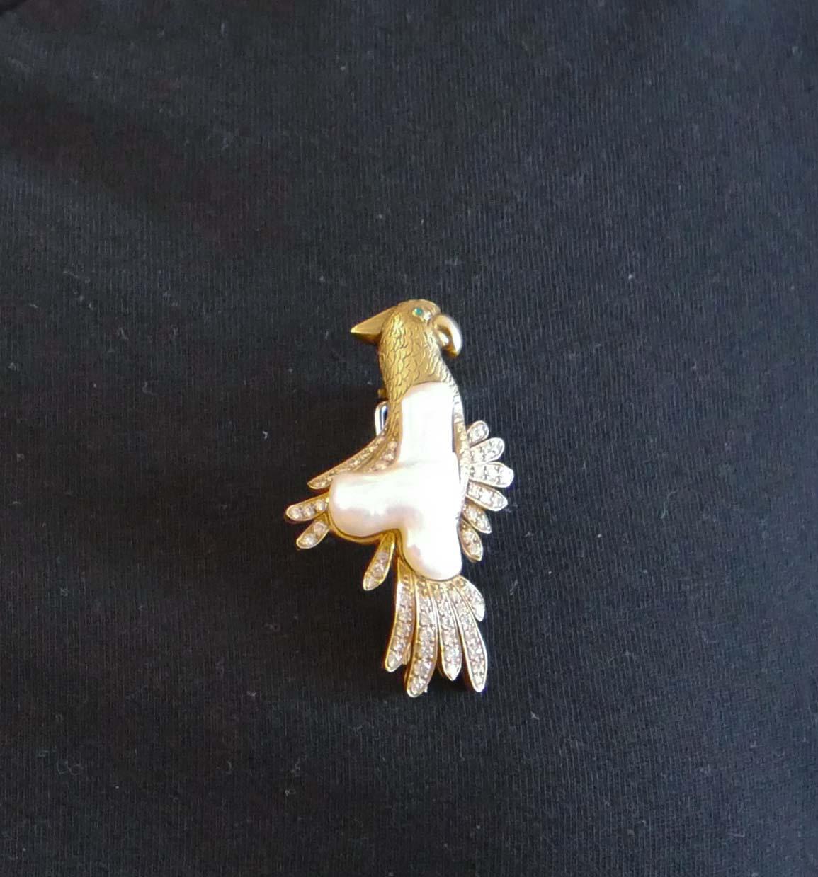 Baroque Pearls, Emerald, Diamonds, 18 Kt Yellow Gold Parot Brooch. In Good Condition For Sale In Marcianise, Marcianise (CE)