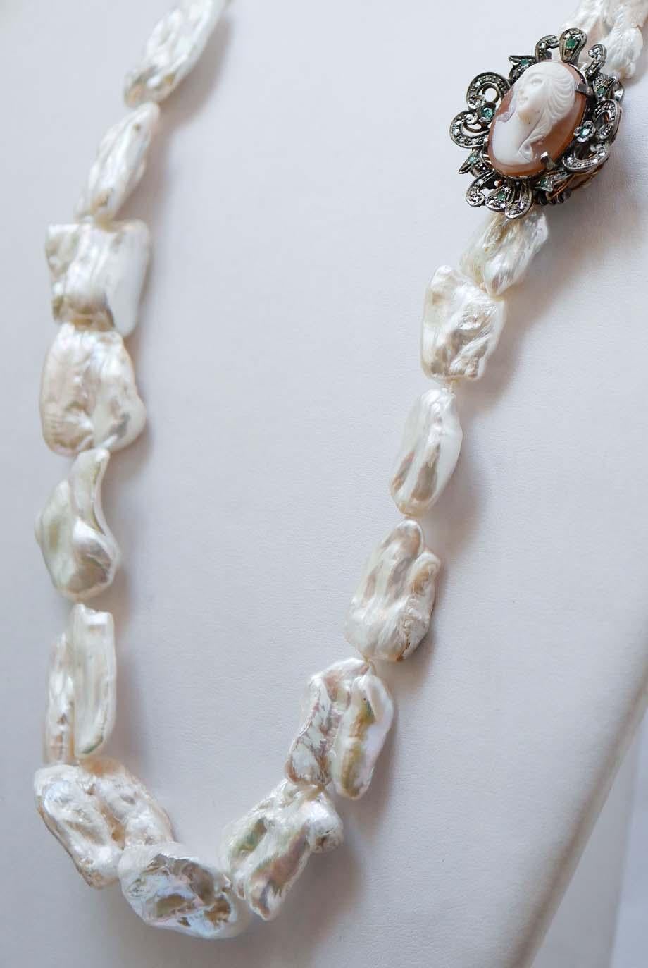 Retrò necklace mounted with baroque pearls and a clasp in 9 kt rose gold and silver structure mounted with a central cameo surrounded by emeralds and diamonds.
This necklace was totally handmade by Italian master goldsmiths and it is in perfect