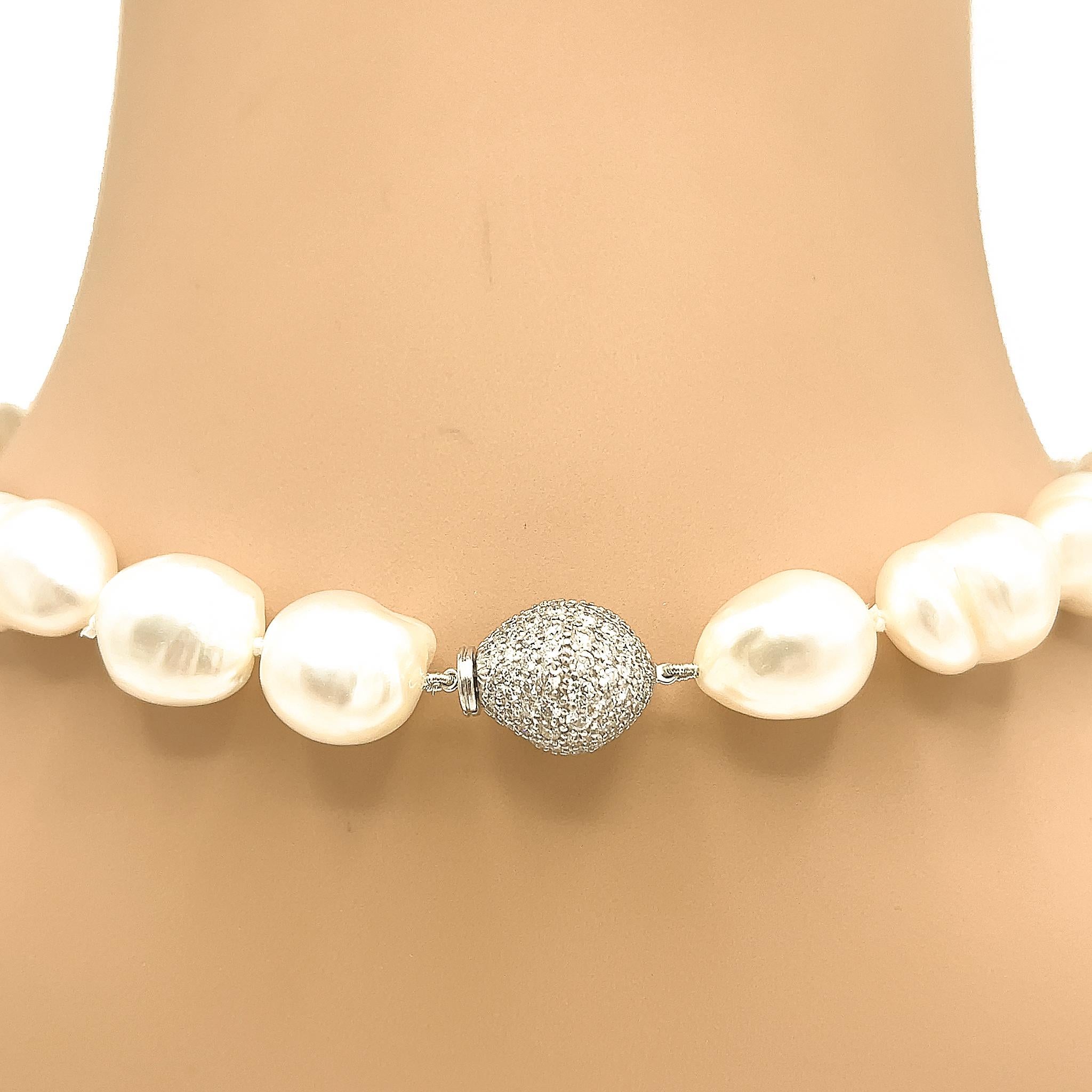 Barocke Perlen: 12-15 mm
Diamant-Schließe: 3 ct twd
Länge: 18 Zoll