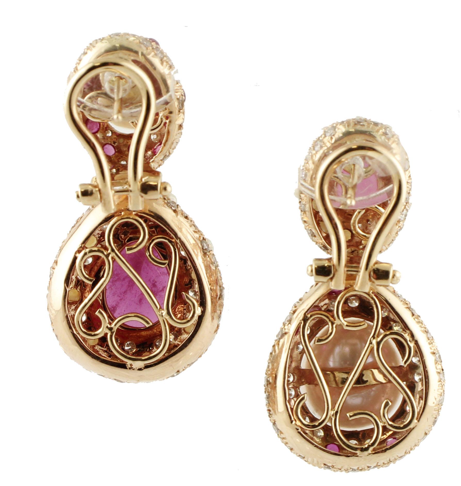 Elegant retro pair of earrings realized in 14k rose gold structure. The earrings feature a specular design: one earring is mounted with a baroque pearl on the top and a drop ruby as pendant, while the other earring is mounted inversely, with ruby at