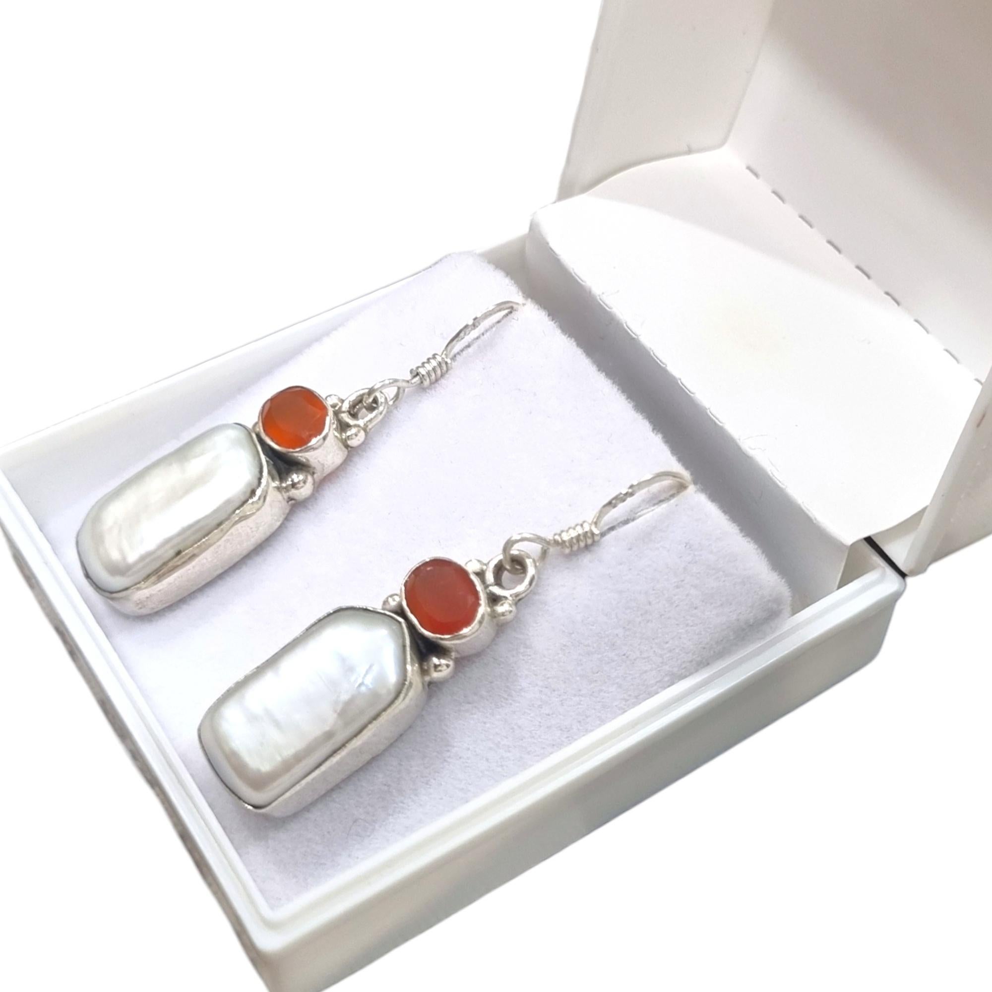 Metal - Sterling silver
Gross Weight - 7.23 Grams
Gemstones - Baroque pearls & orange tourmaline

Introducing our exquisite Oval Orange Cut Tourmaline and Baroque Pearls Earrings in Sterling Silver, a timeless blend of sophistication and natural