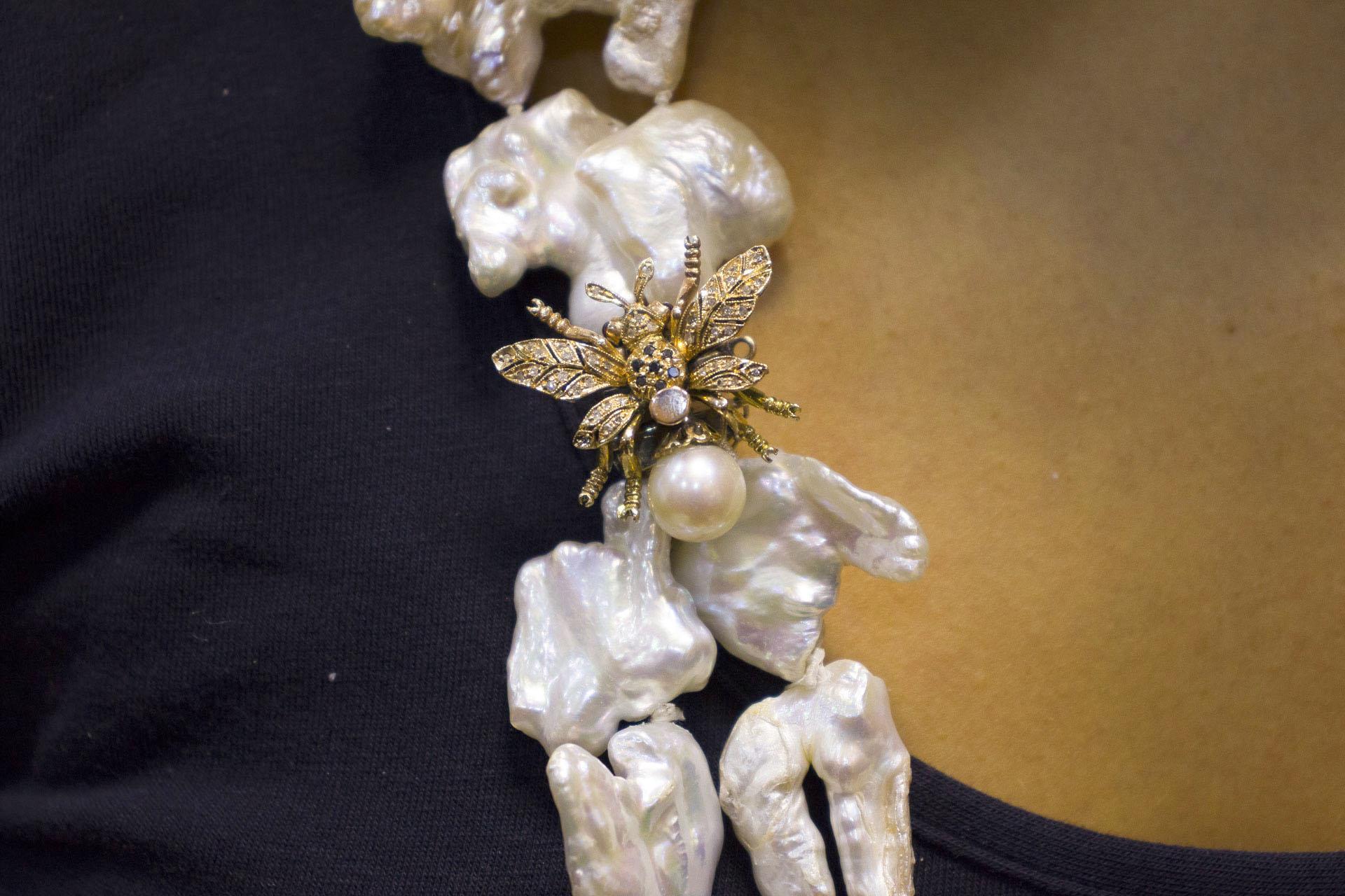 Barocke Perlen Weiß Schwarze Diamanten Granate Rose Gold Silber Fliegenschließe Halskette im Angebot 2
