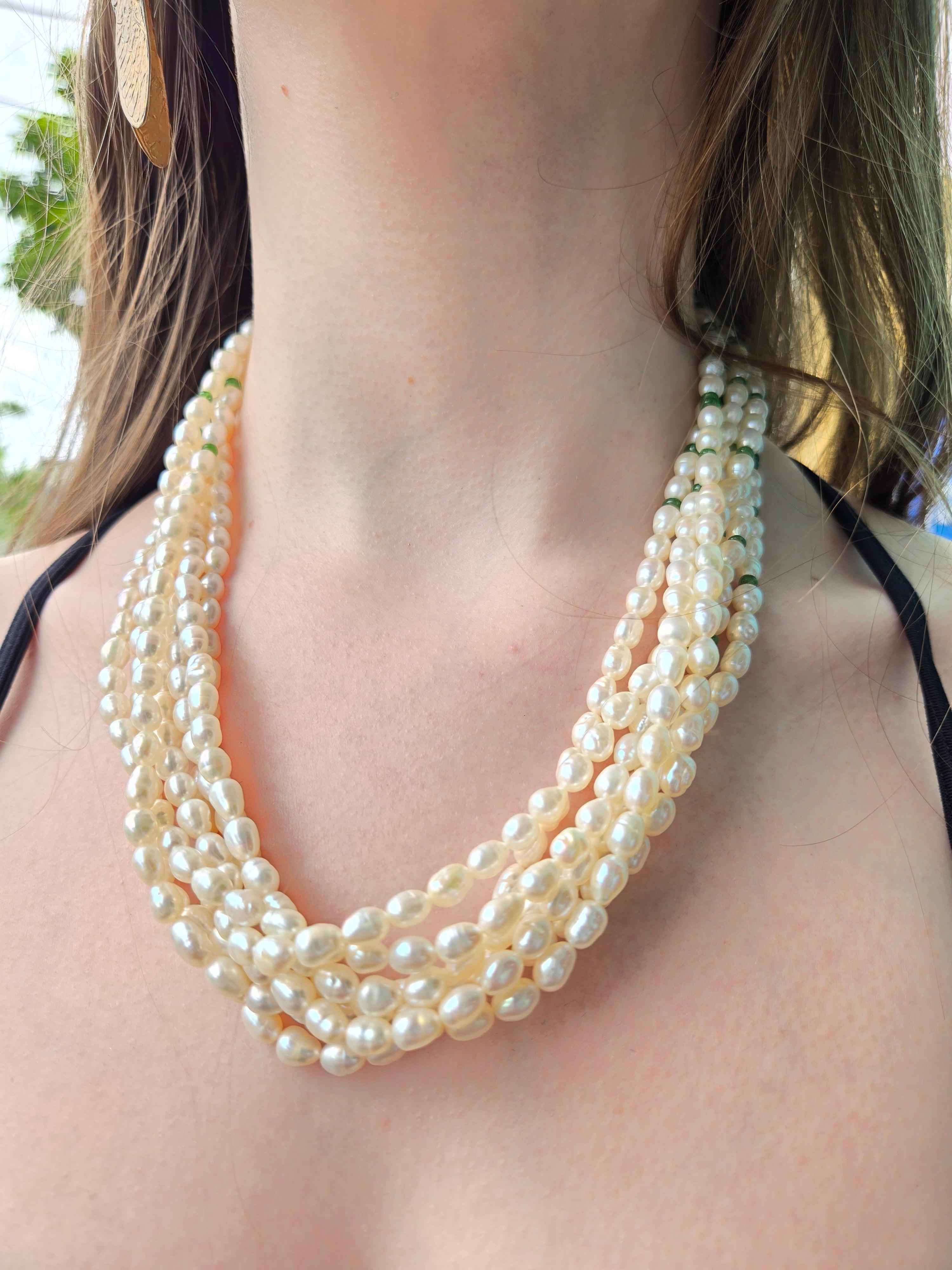 Après-guerre Perles baroques avec émeraudes taillées et fermoir dragon en or en vente