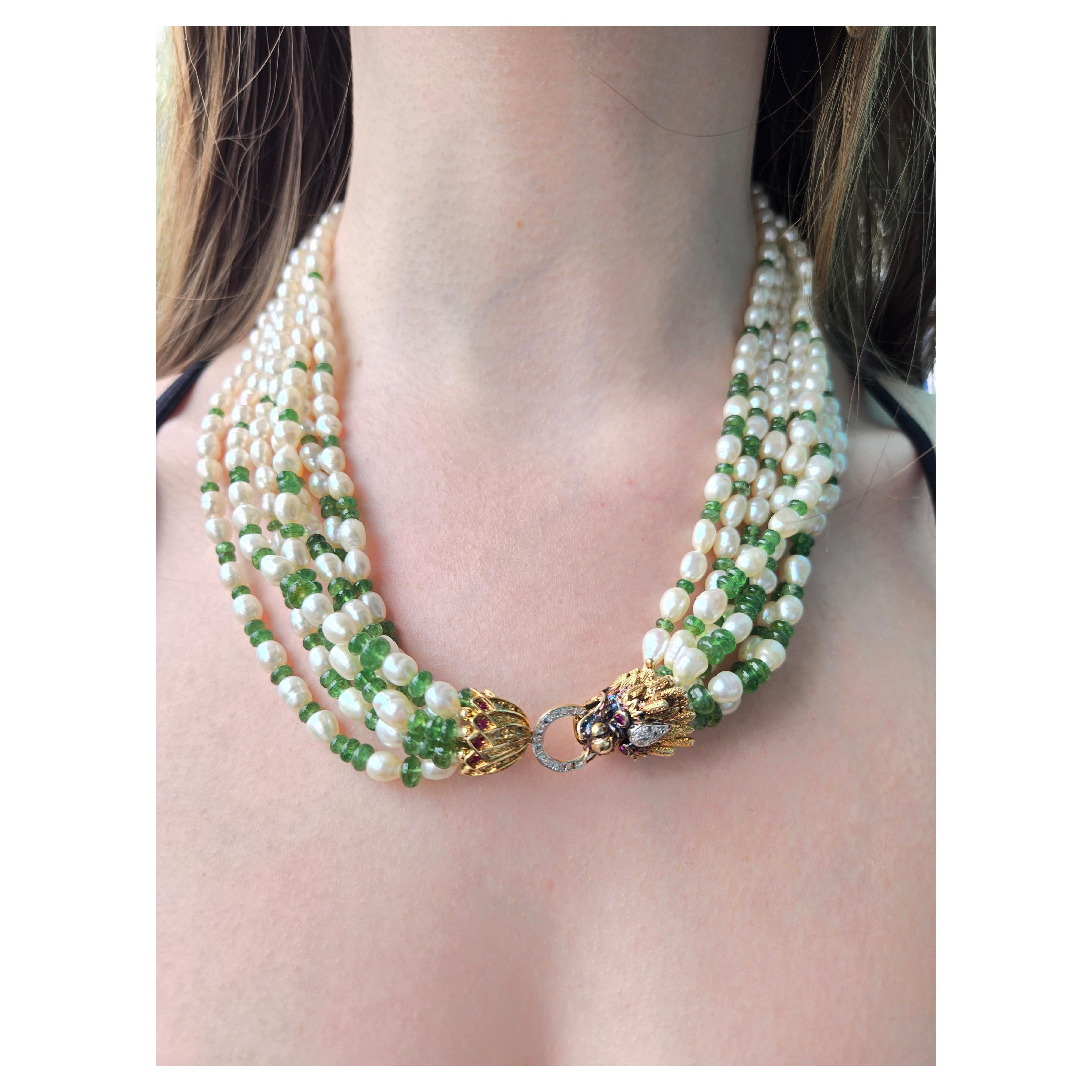 Perles baroques avec émeraudes taillées et fermoir dragon en or en vente
