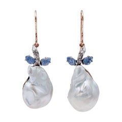 Boucles d'oreilles pendantes en or rose et blanc 14kt, perles baroques, saphirs et diamants