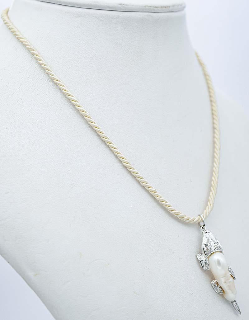 Rétro Collier pendentif en or 14 carats, perles baroques, diamants blancs et noirs en vente