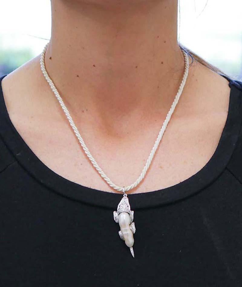 Collier pendentif en or 14 carats, perles baroques, diamants blancs et noirs Pour femmes en vente