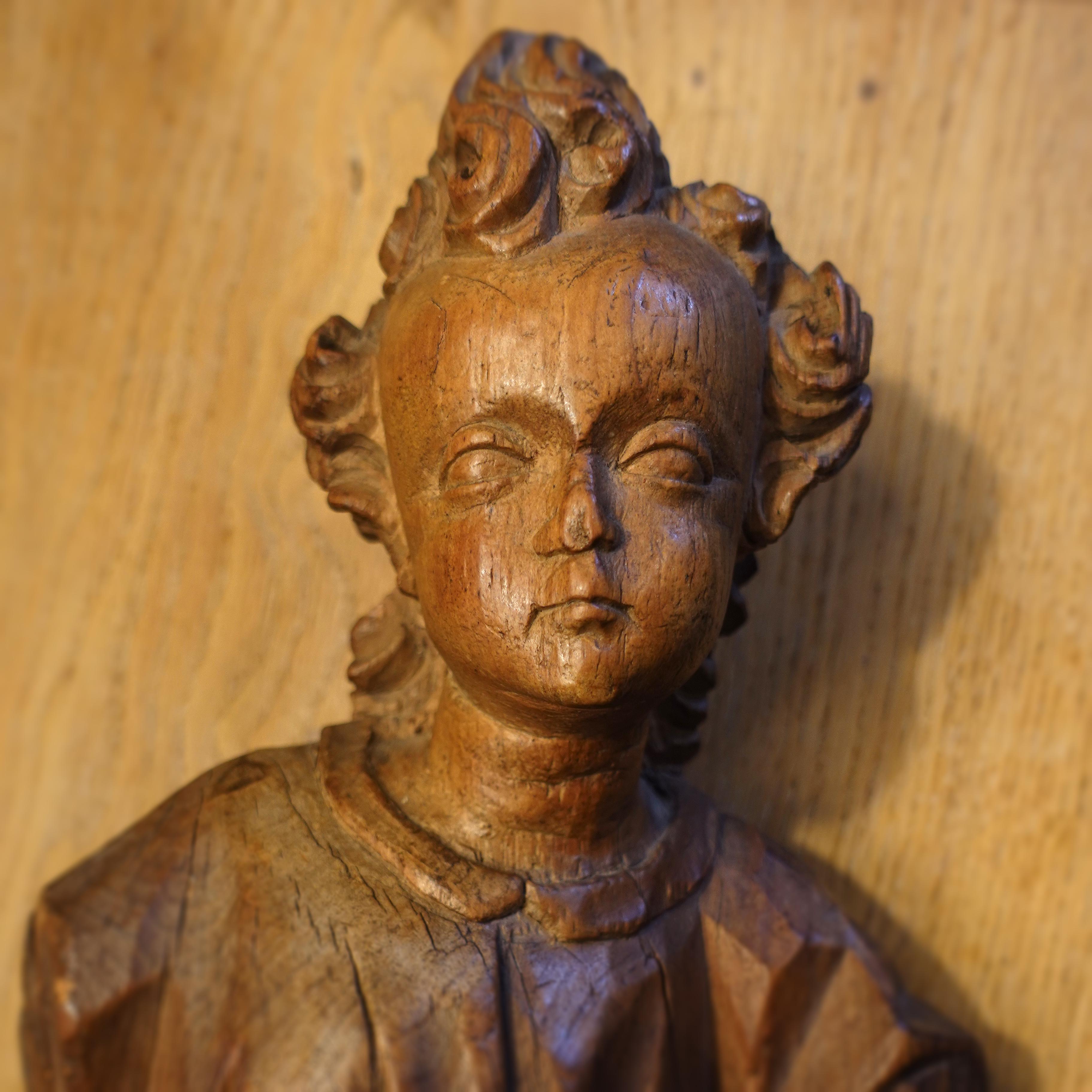 Rococo Fragment de sculpture d'ange en bois de la période baroque bohème en vente