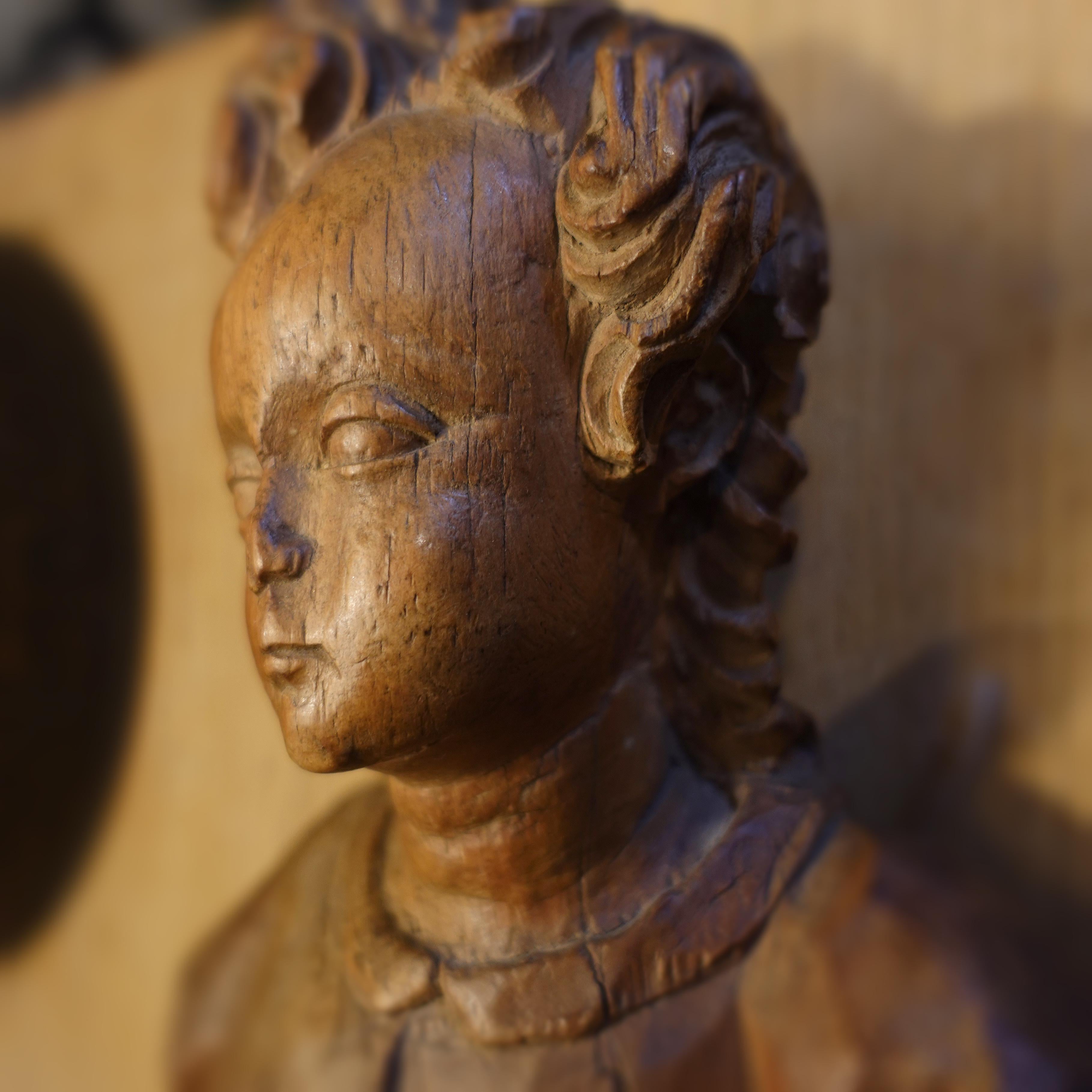 Tchèque Fragment de sculpture d'ange en bois de la période baroque bohème en vente