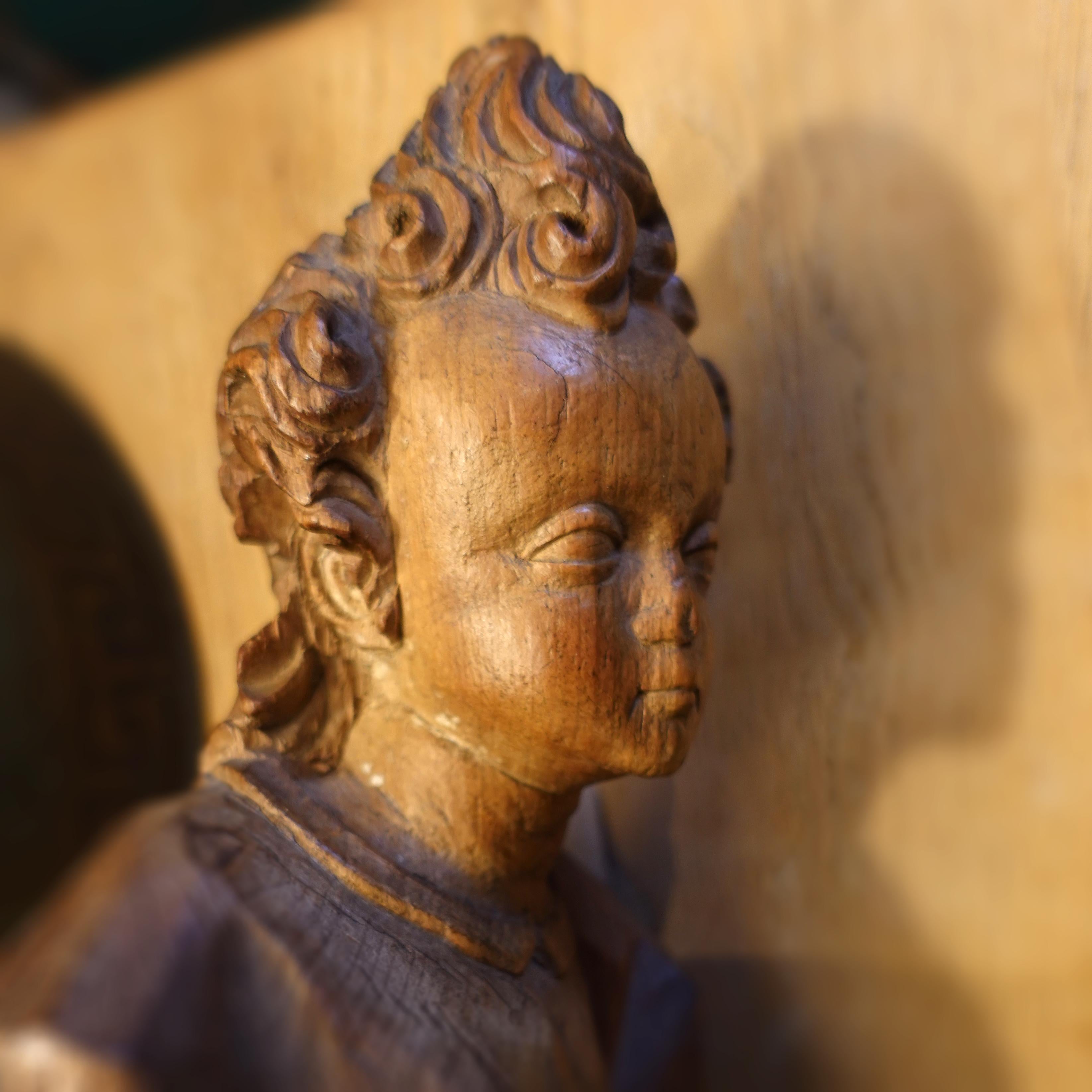 Sculpté à la main Fragment de sculpture d'ange en bois de la période baroque bohème en vente