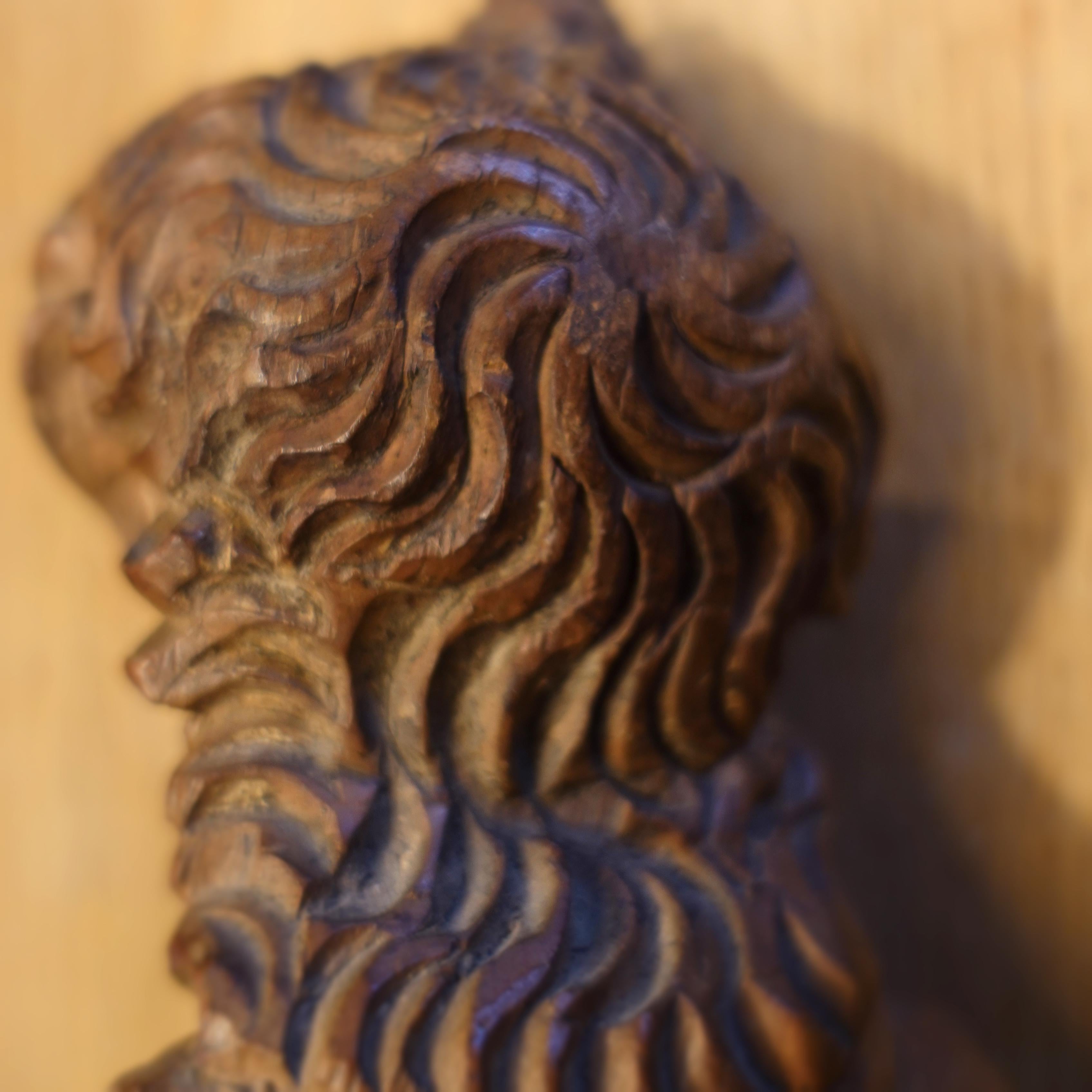 Fragment de sculpture d'ange en bois de la période baroque bohème Bon état - En vente à Leesburg, VA