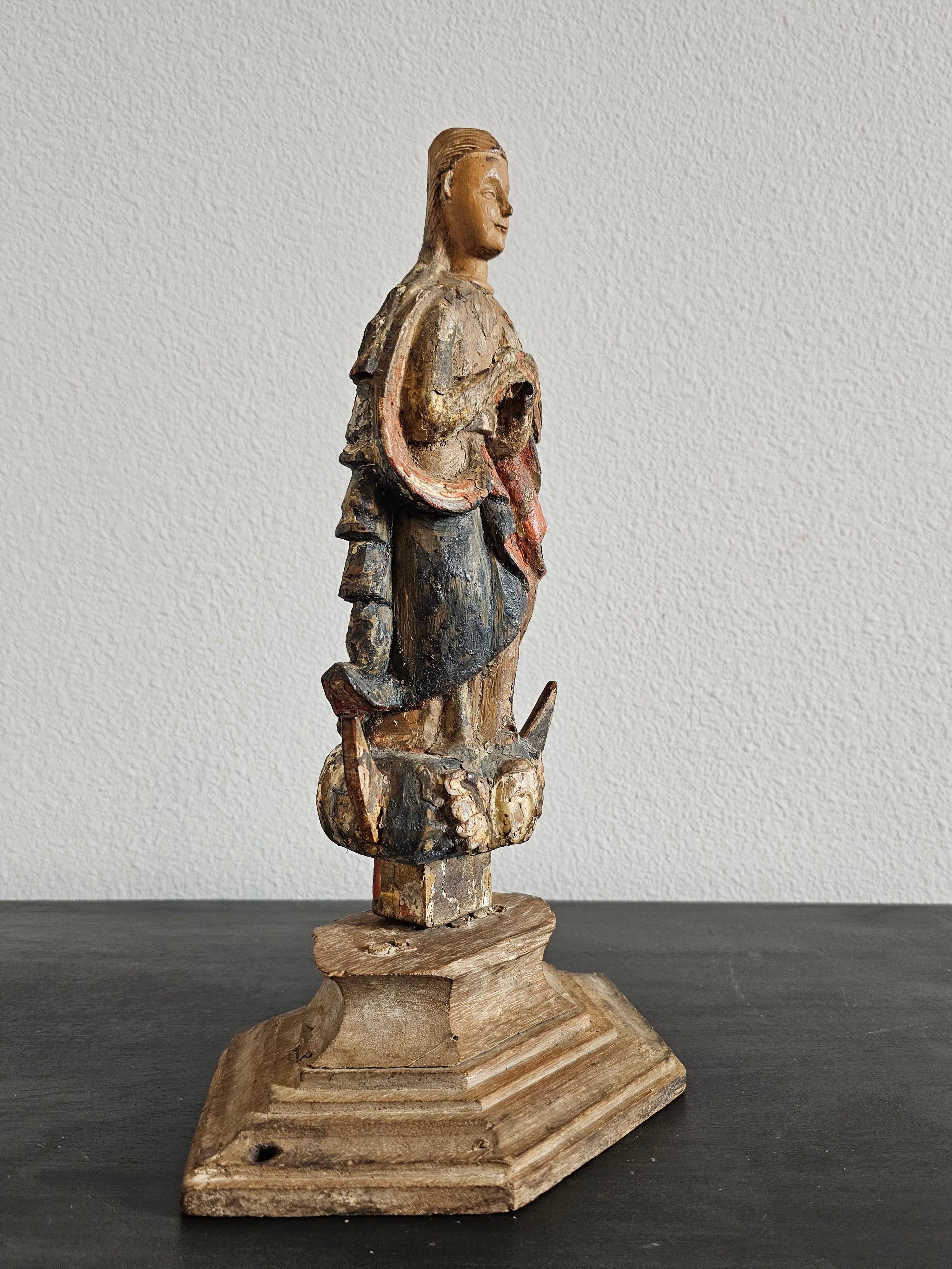 Figure d'autel Sainte-Espagne polychrome sculptée d'époque baroque européenne  en vente 3