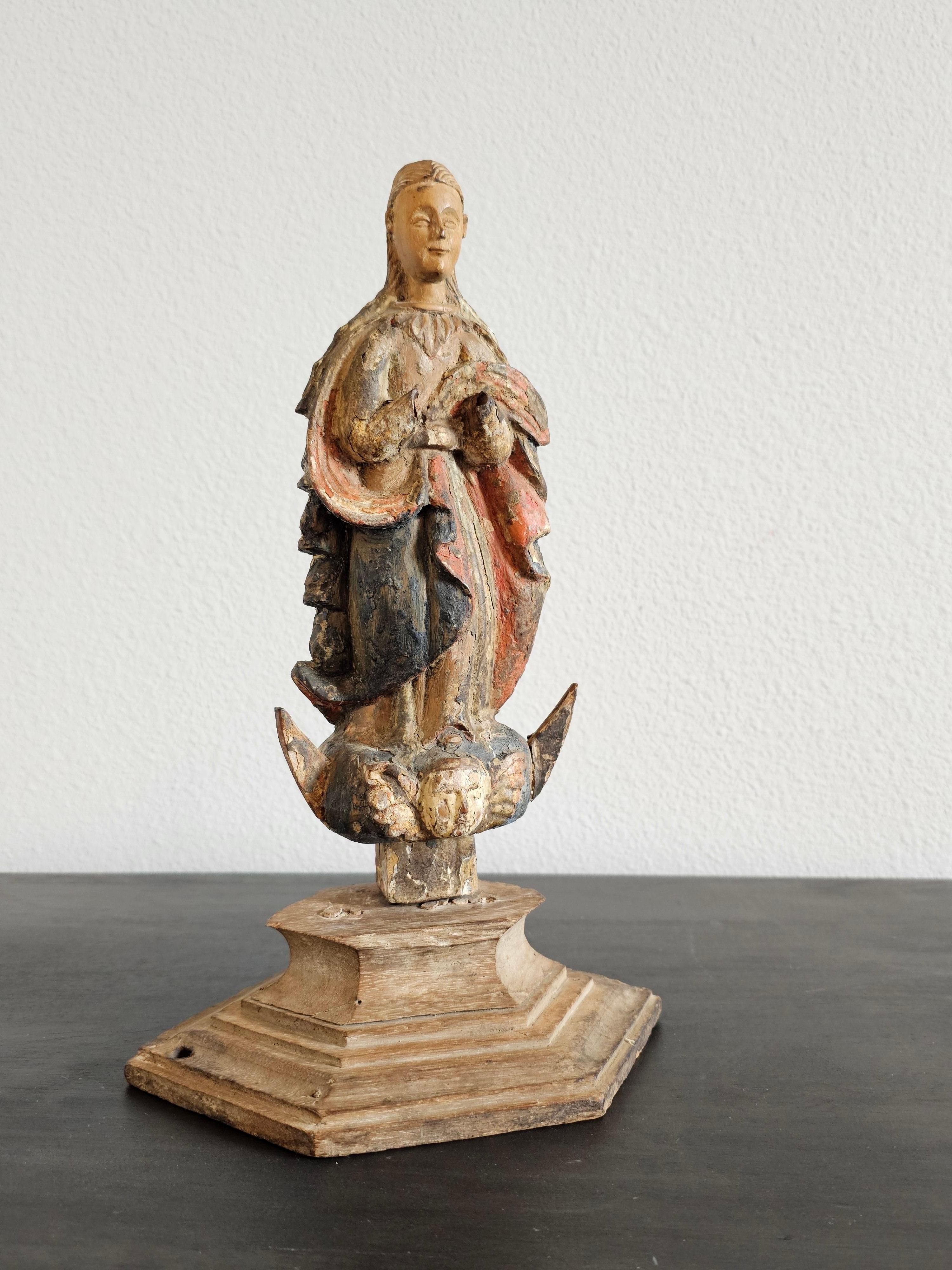 Figure d'autel Sainte-Espagne polychrome sculptée d'époque baroque européenne  en vente 4