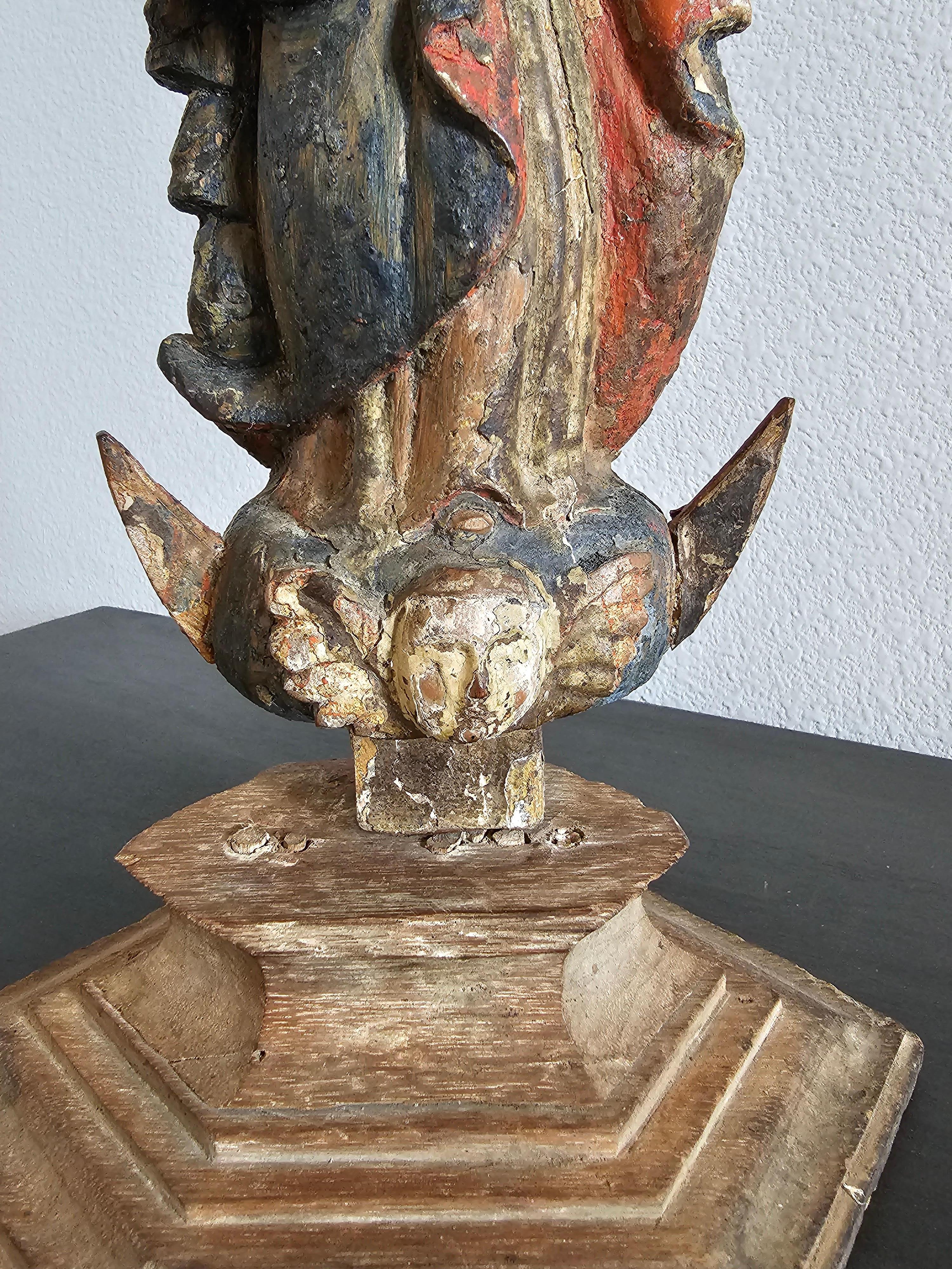Figure d'autel Sainte-Espagne polychrome sculptée d'époque baroque européenne  en vente 11